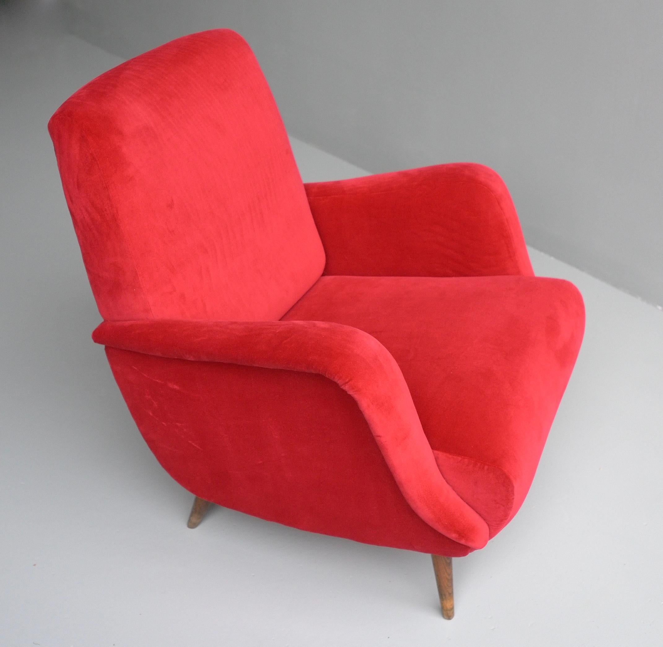 Carlo de Carli Red velvet and Walnut Armchair Model 806 by Cassina, Italy, 1955 For Sale 4