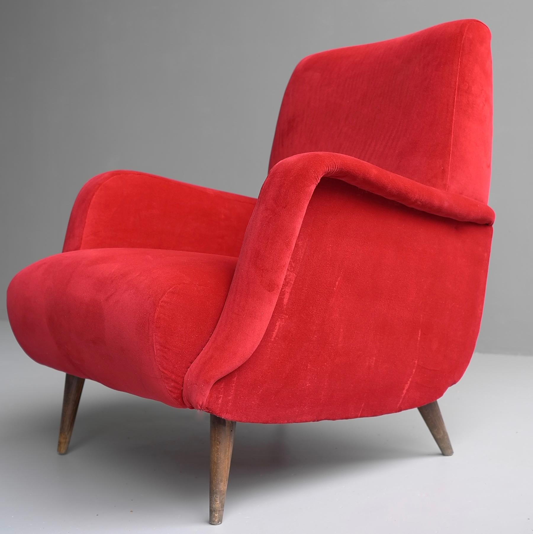 Carlo de Carli Sessel aus rotem Samt und Nussbaumholz Modell 806 von Cassina, Italien, 1955 (Europäisch) im Angebot