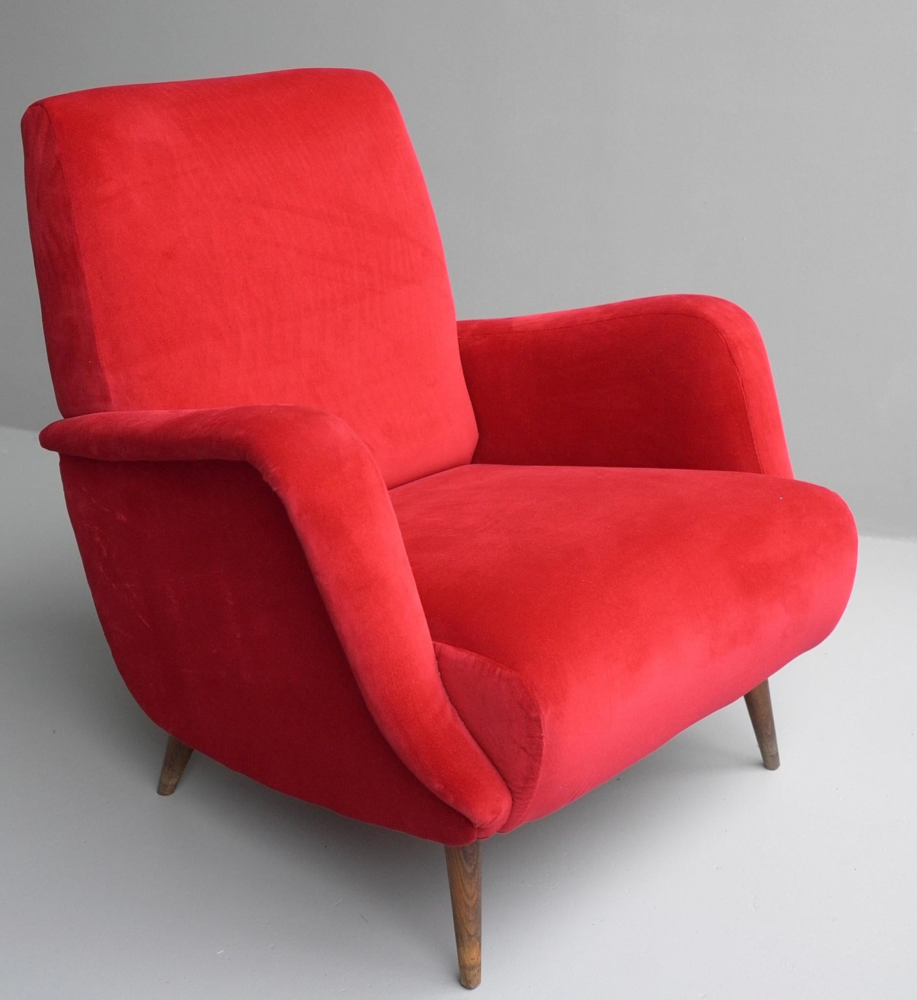 Carlo de Carli Red velvet and Walnut Armchair Model 806 by Cassina, Italy, 1955 In Good Condition For Sale In Den Haag, NL