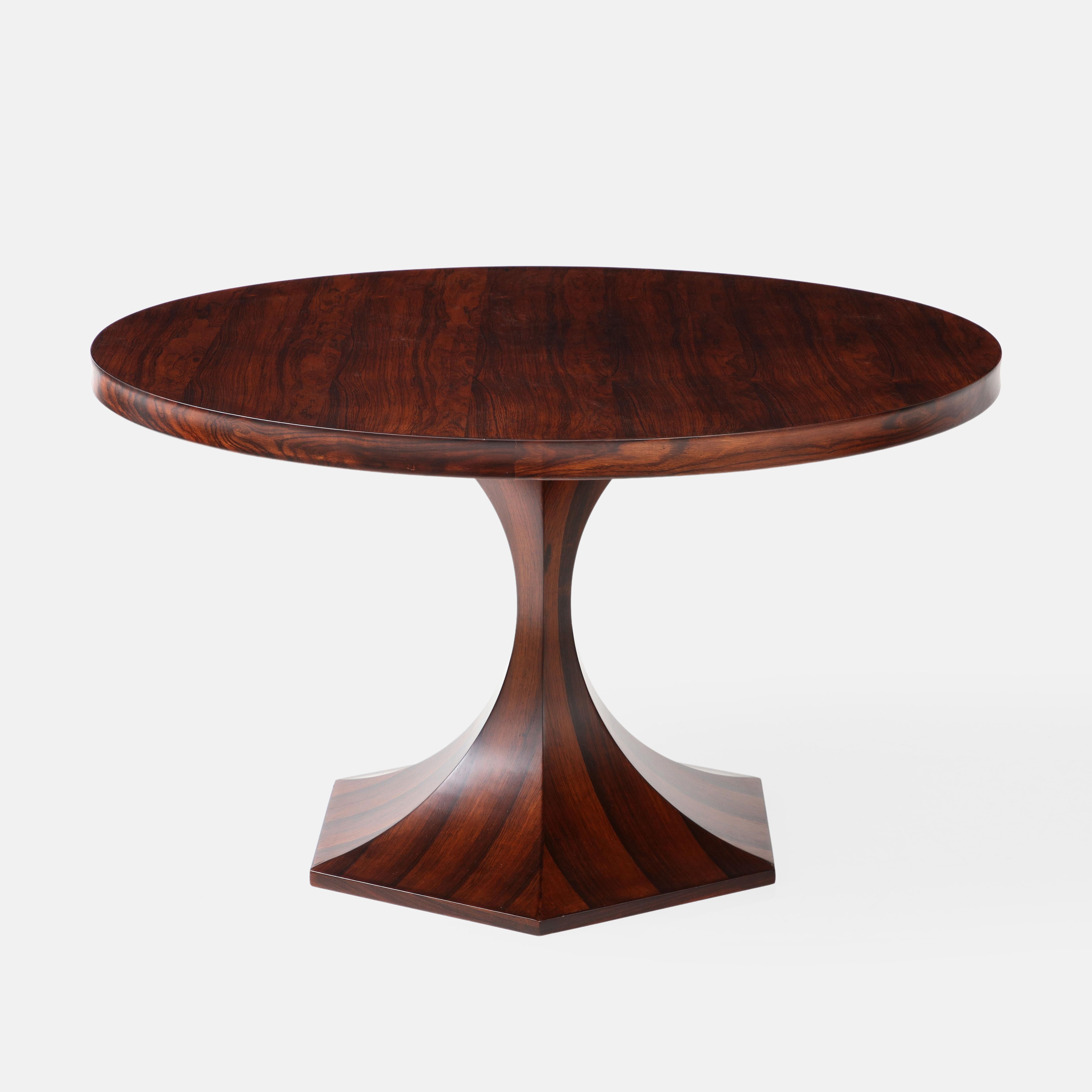 Giulio Moscatelli für Meroni runder Mittel- oder Esstisch aus seltenem Palisanderholz mit sechseckiger Basis, Italien, um 1964. Dieses exquisite Tischdesign aus der Mitte des Jahrhunderts ist zwar einfach in der Form, aber mit der starken