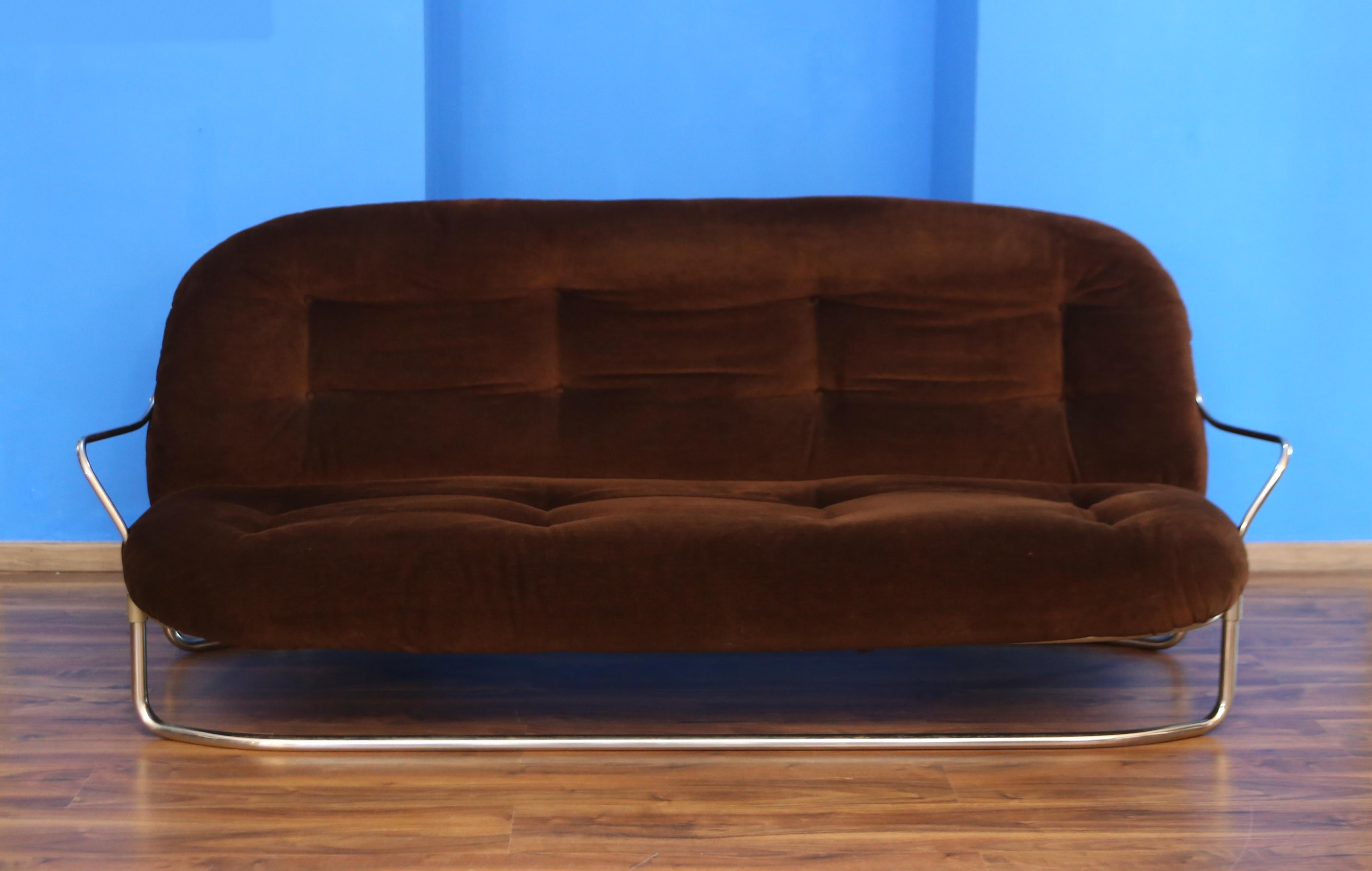 Carlo De Carli
Salon composé d'un canapé et de fauteuils en métal chromé
Rembourrage recouvert de tissu marron.
Modèle 915 produit par Cinova 1969.