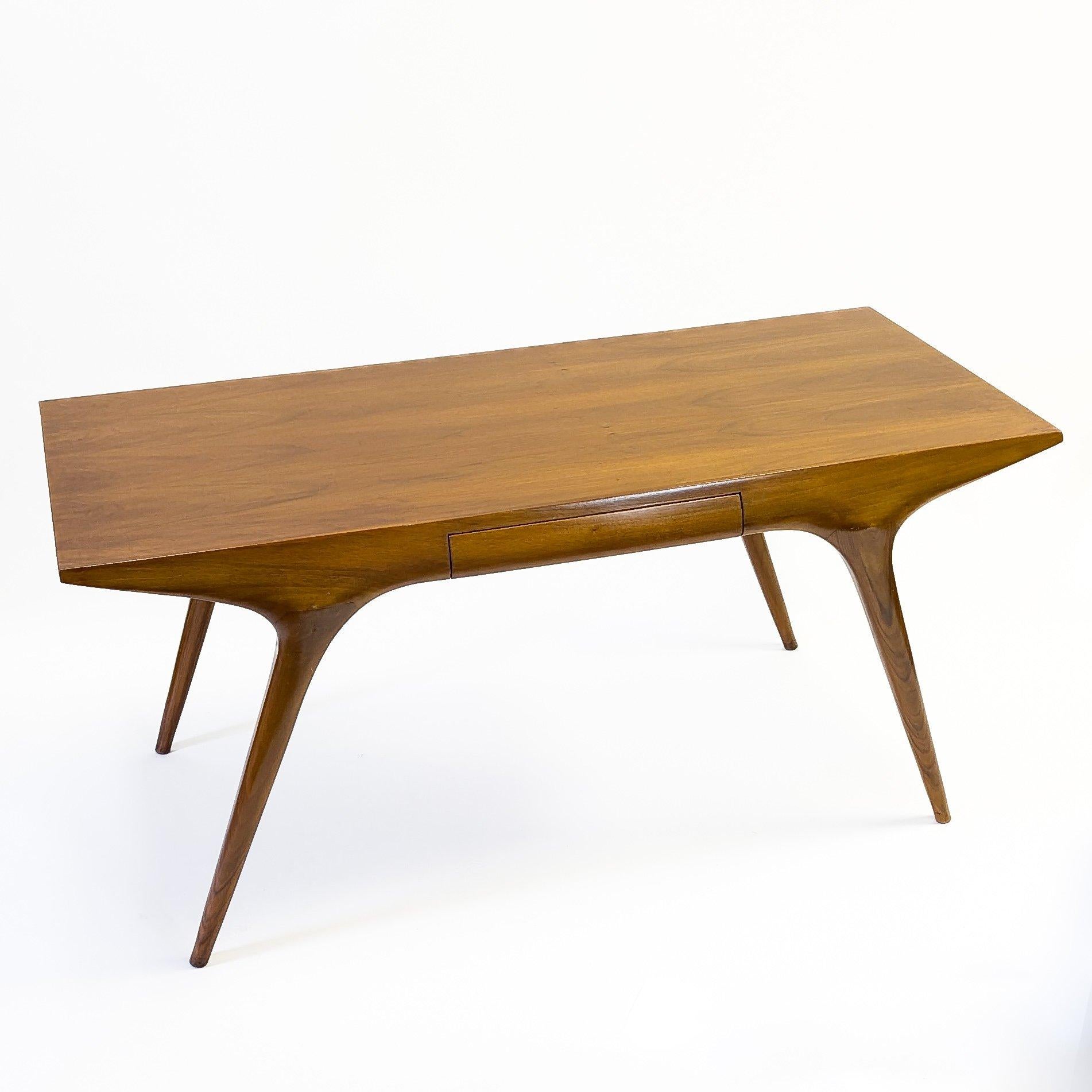Carlo De Carli Walnut Desk, Italy / C.1950 In Good Condition For Sale In Montréal, QC