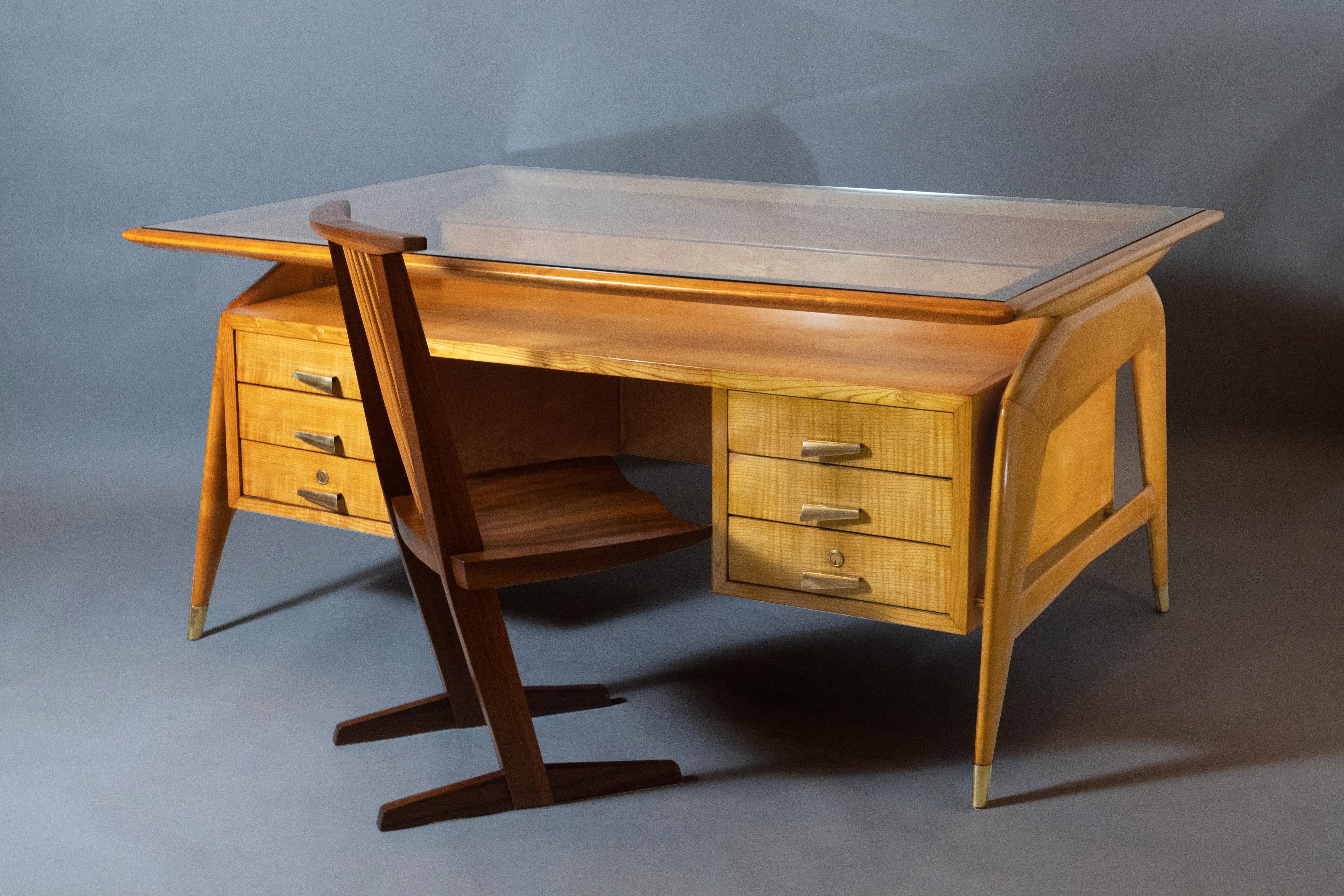 Carlo di Carli : Bureau en bois fruitier, laiton et verre, Italie, années 1950 en vente 3