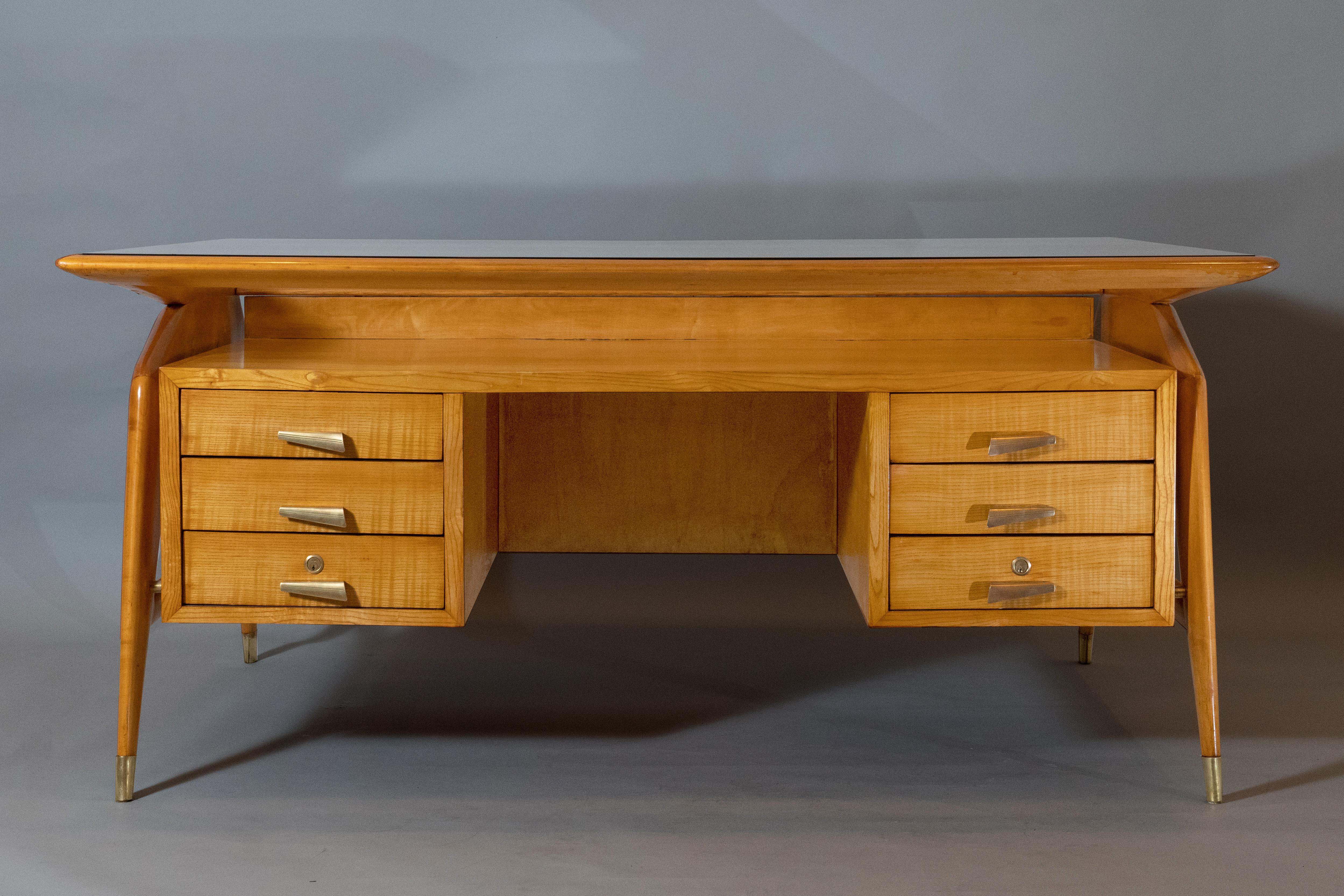 Mid-Century Modern Carlo di Carli: Desk in Fruitwood, Brass, and Glass, Italy 1950s For Sale