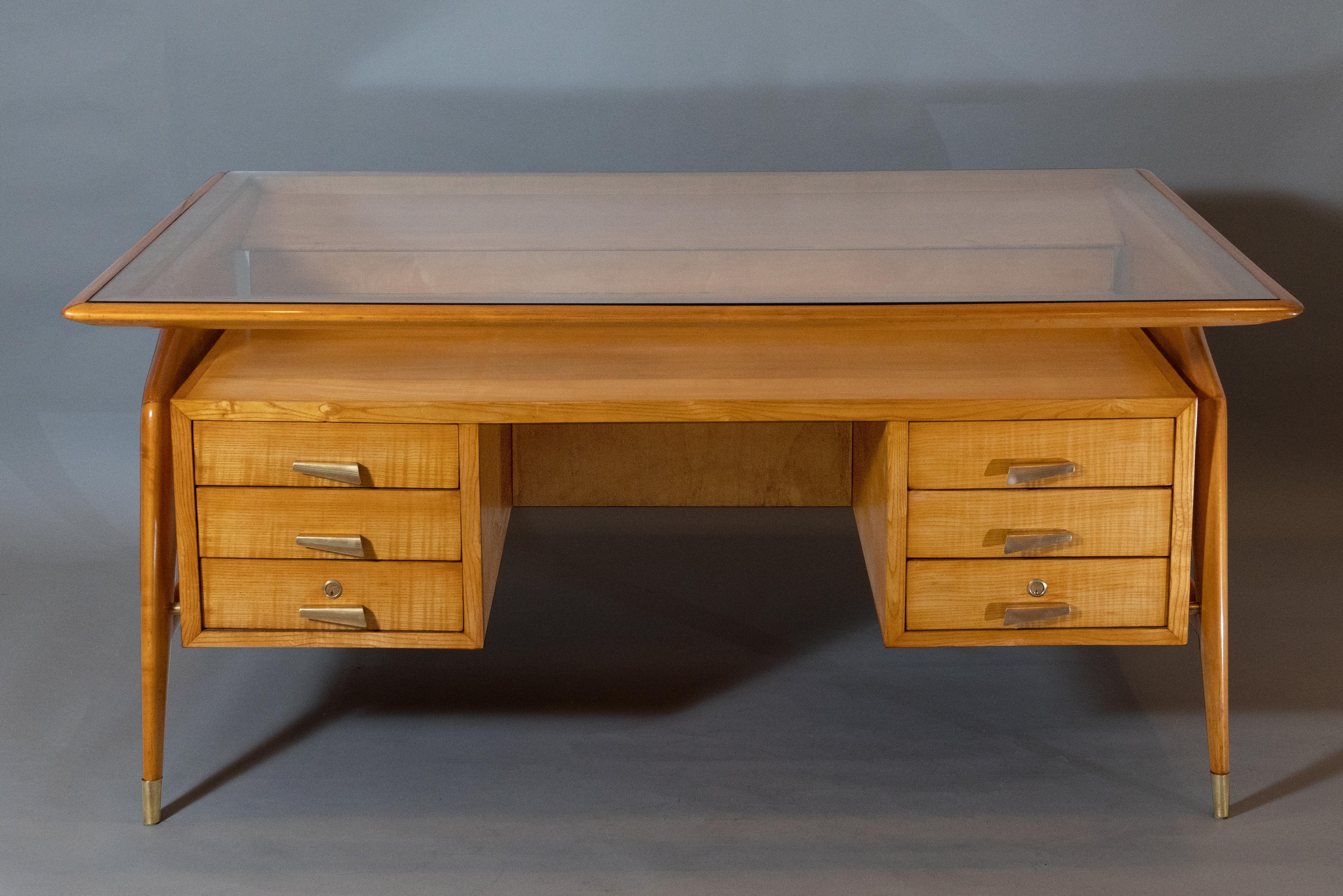 Carlo di Carli: Desk in Fruitwood, Brass, and Glass, Italy 1950s In Good Condition For Sale In New York, NY