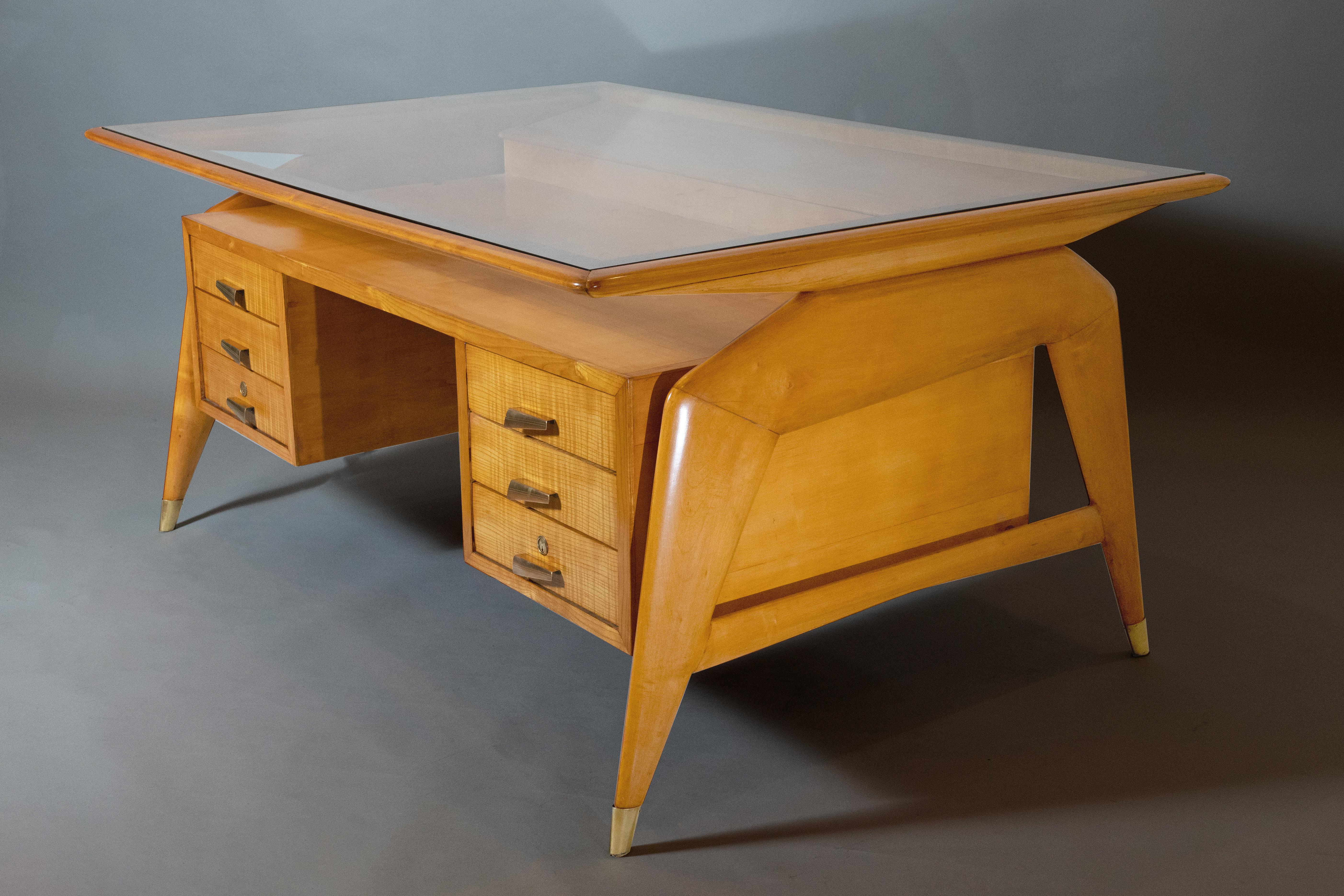 Carlo di Carli: Schreibtisch aus Obstholz, Messing und Glas, Italien 1950er Jahre (Mitte des 20. Jahrhunderts) im Angebot