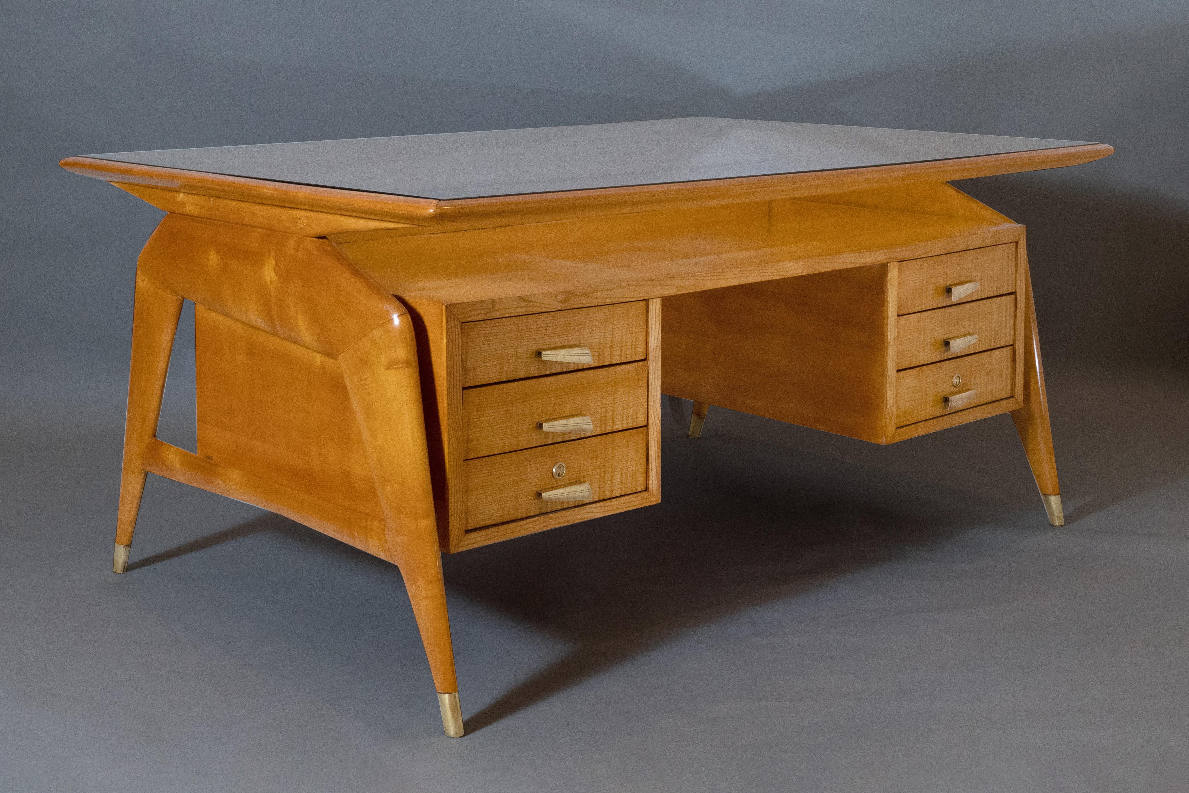 Carlo di Carli: Desk in Fruitwood, Brass, and Glass, Italy 1950s For Sale 1