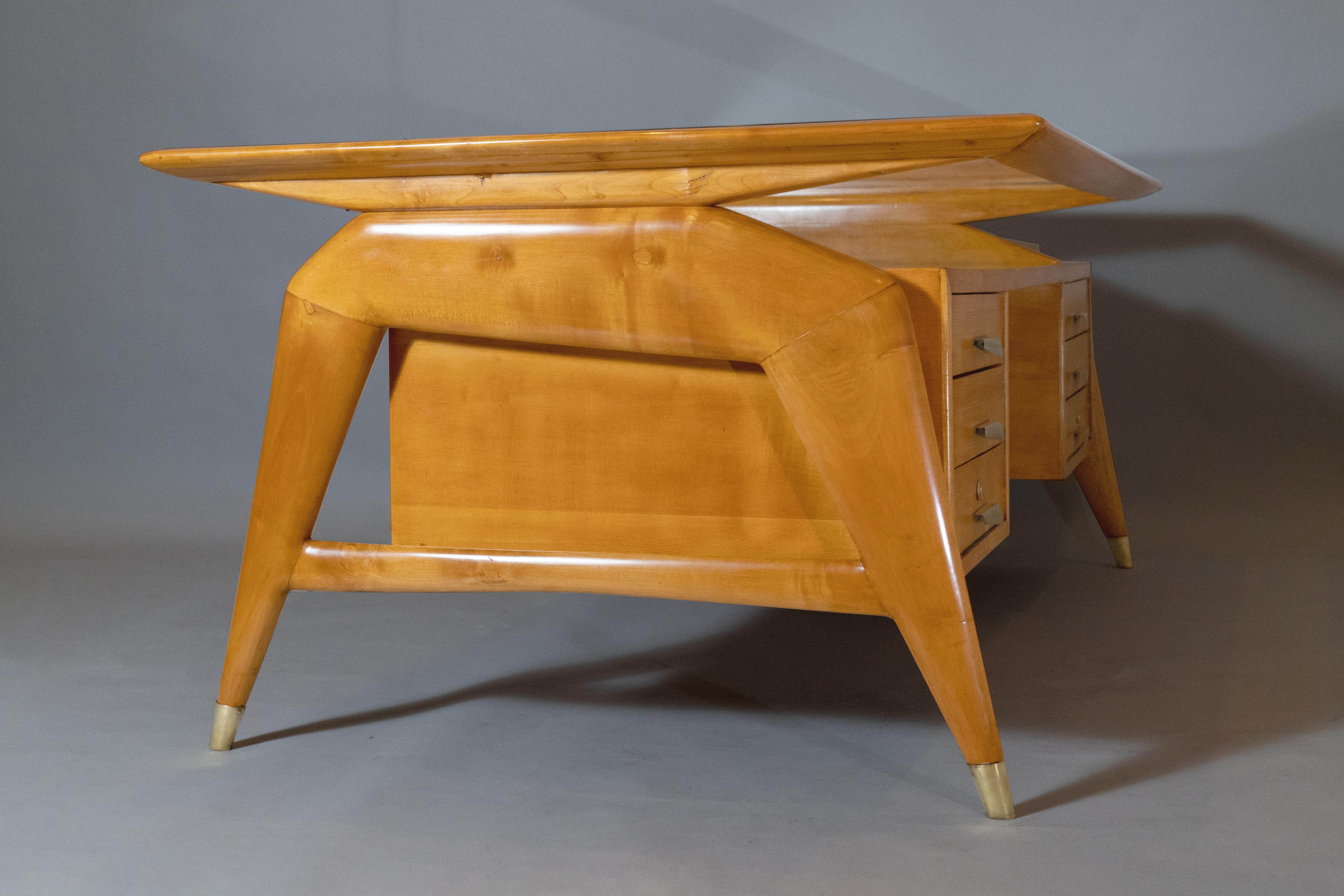 Carlo di Carli: Desk in Fruitwood, Brass, and Glass, Italy 1950s For Sale 2