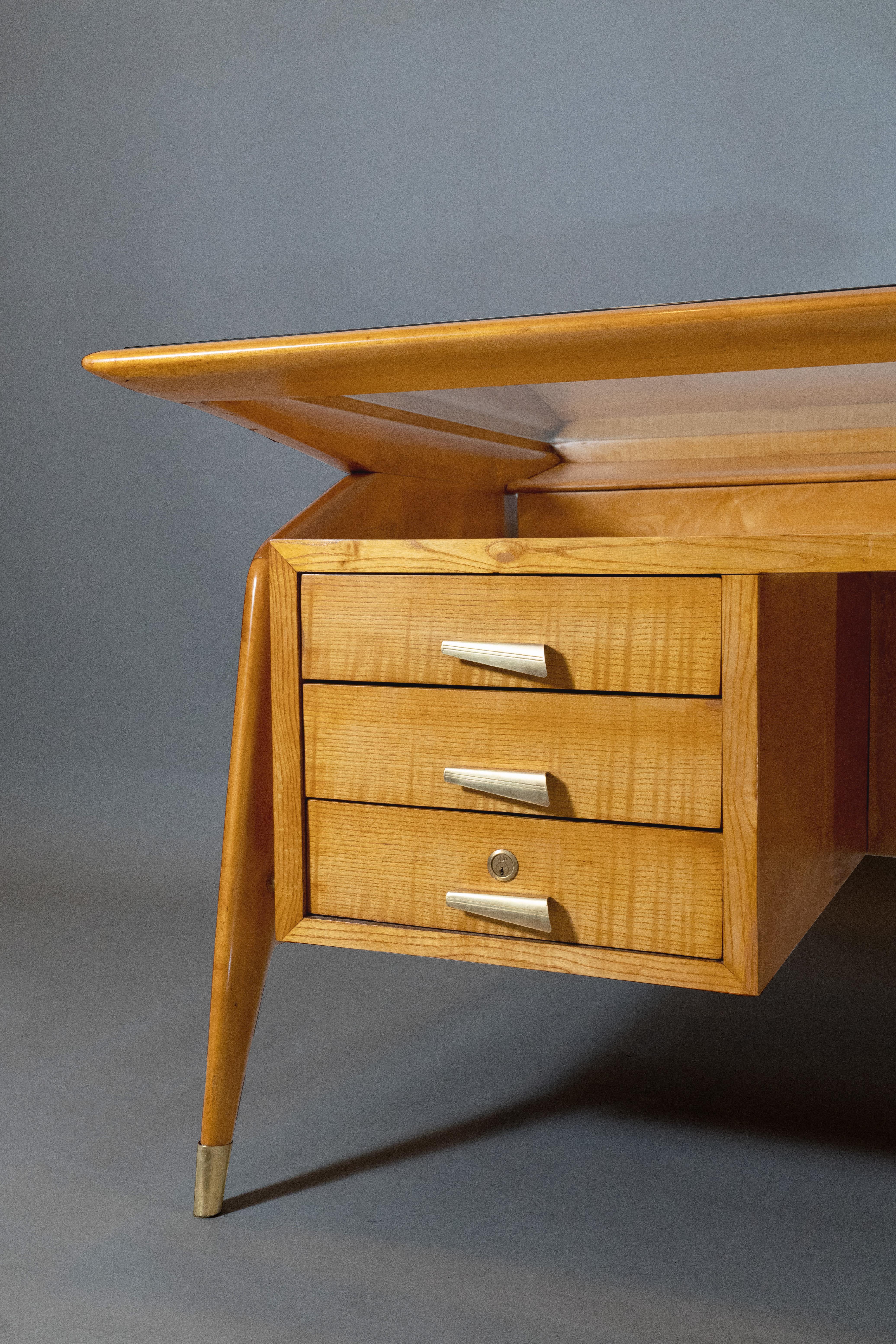 Carlo di Carli: Desk in Fruitwood, Brass, and Glass, Italy 1950s For Sale 3
