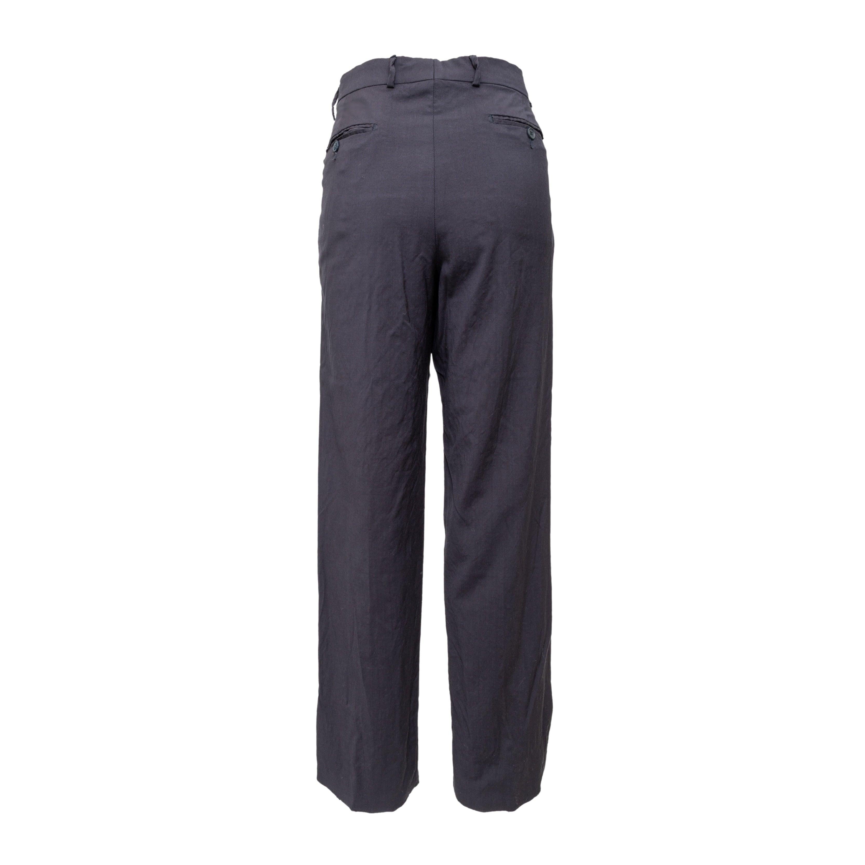 Confectionné à partir de 100% de laine, le pantalon Carlo Dubecco Tailored Pants en bleu marine foncé présente une coupe droite. Doté de passants de ceinture et de poches, ce pantalon est à la fois confortable et pratique pour toutes les occasions.
