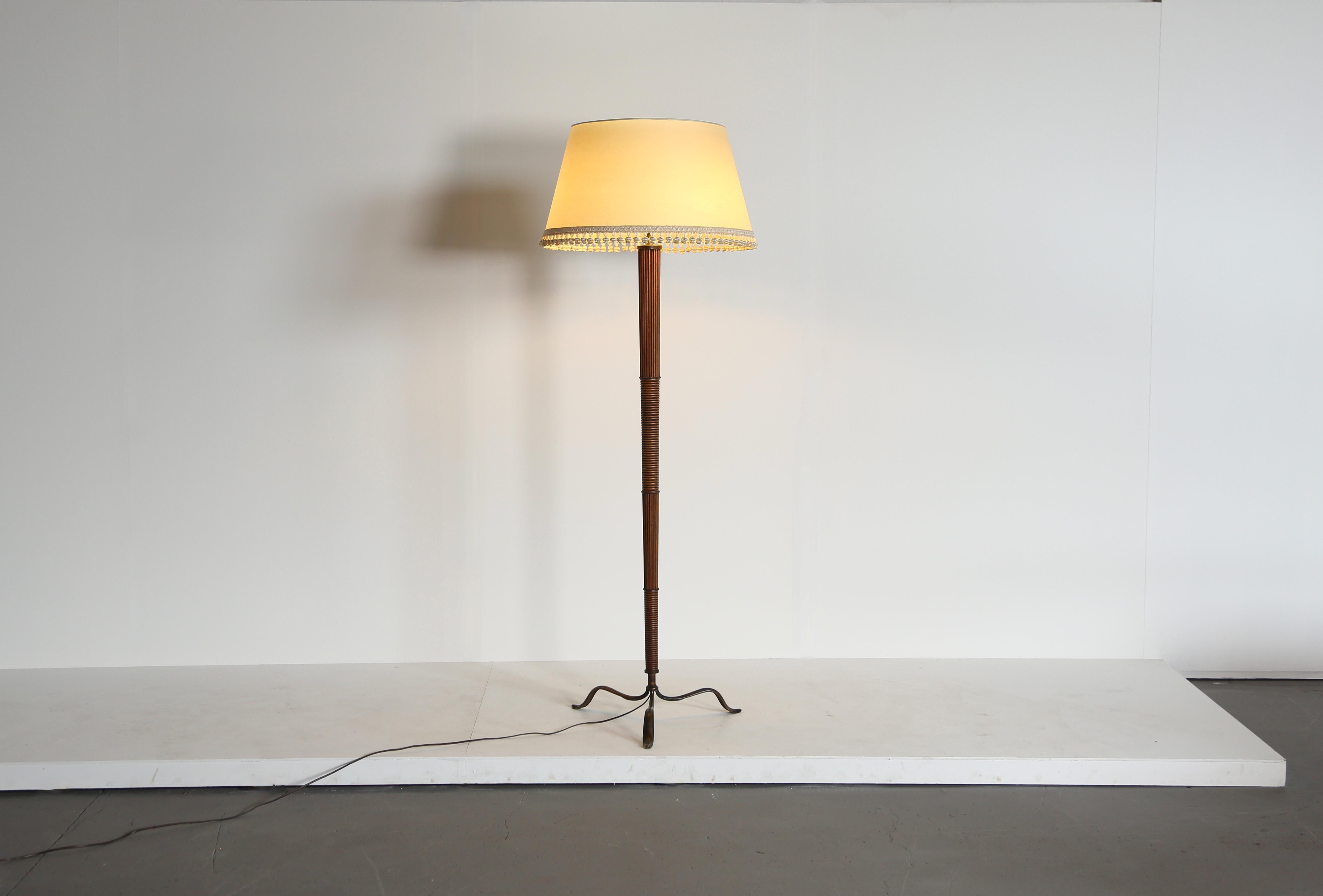 Lampadaire Carlo Enrico Ravas, Italie, années 1940.  Tige en bois nervuré et pieds en laiton.  Plus tard, l'ombre.  Un très bel exemple de cette lampe très rare.  En état de marche, mais le câblage local doit être refait avant l'utilisation. 