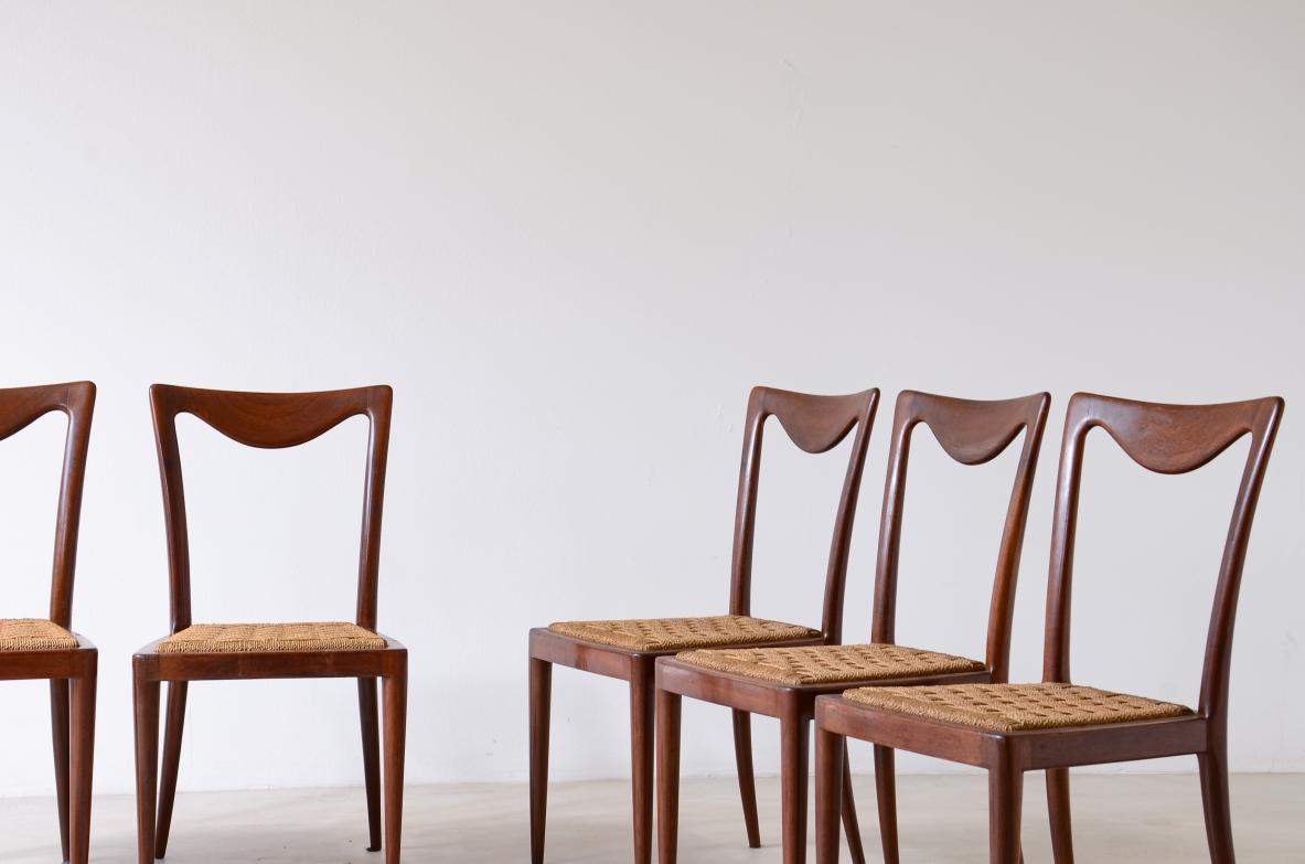 Italiano Carlo Enrico Rava, gruppo di sei eleganti sedie in legno sagomato in vendita