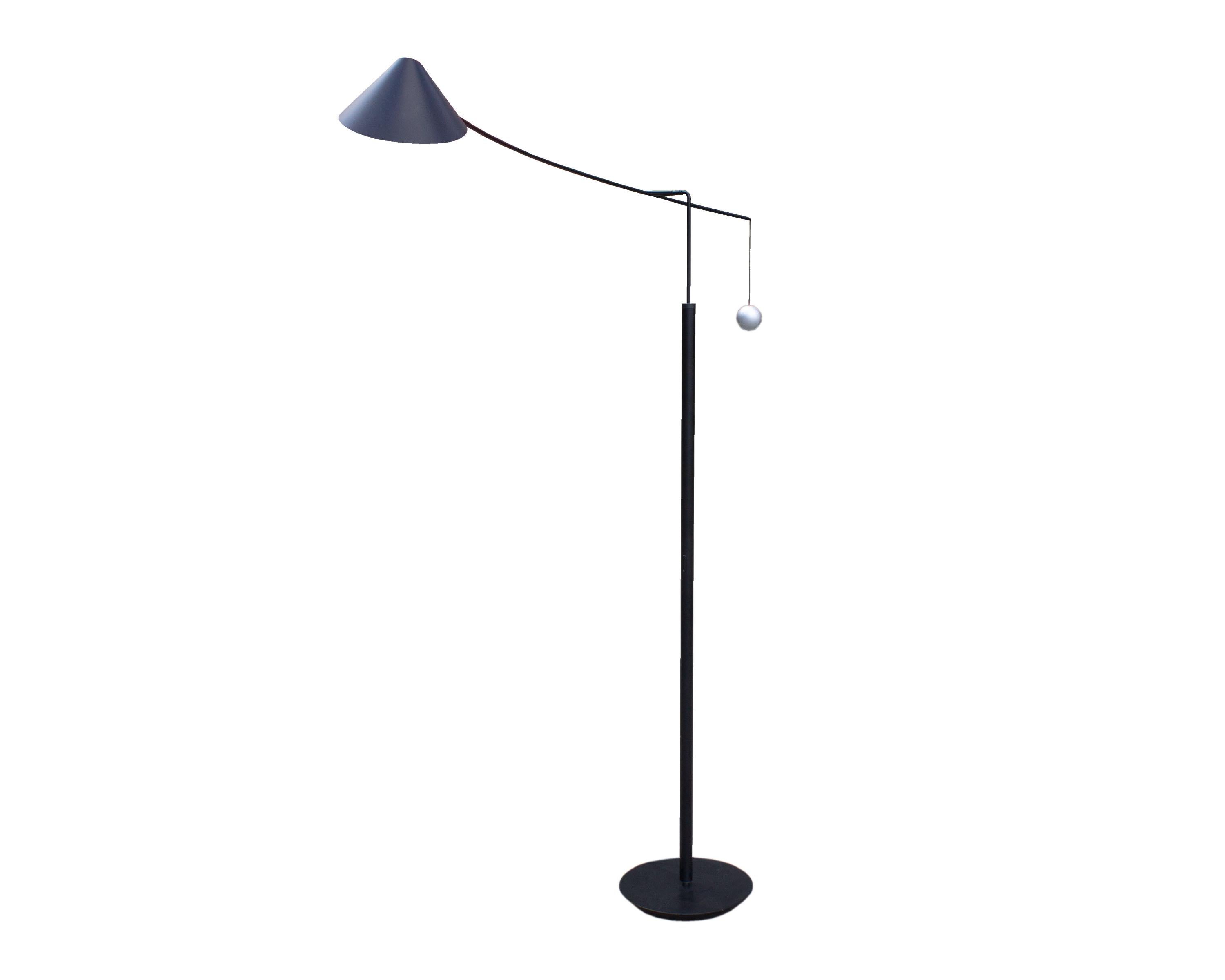 Postmoderne Tischleuchte Nestore Lettura, entworfen vom italienischen Designer Carlo Forcolini (geboren 1947) für Artemide. Die 1989 entworfene, mattschwarze Lampe hat einen runden, beweglichen Kunststoffschirm, der eine einzelne Fassung bedeckt.