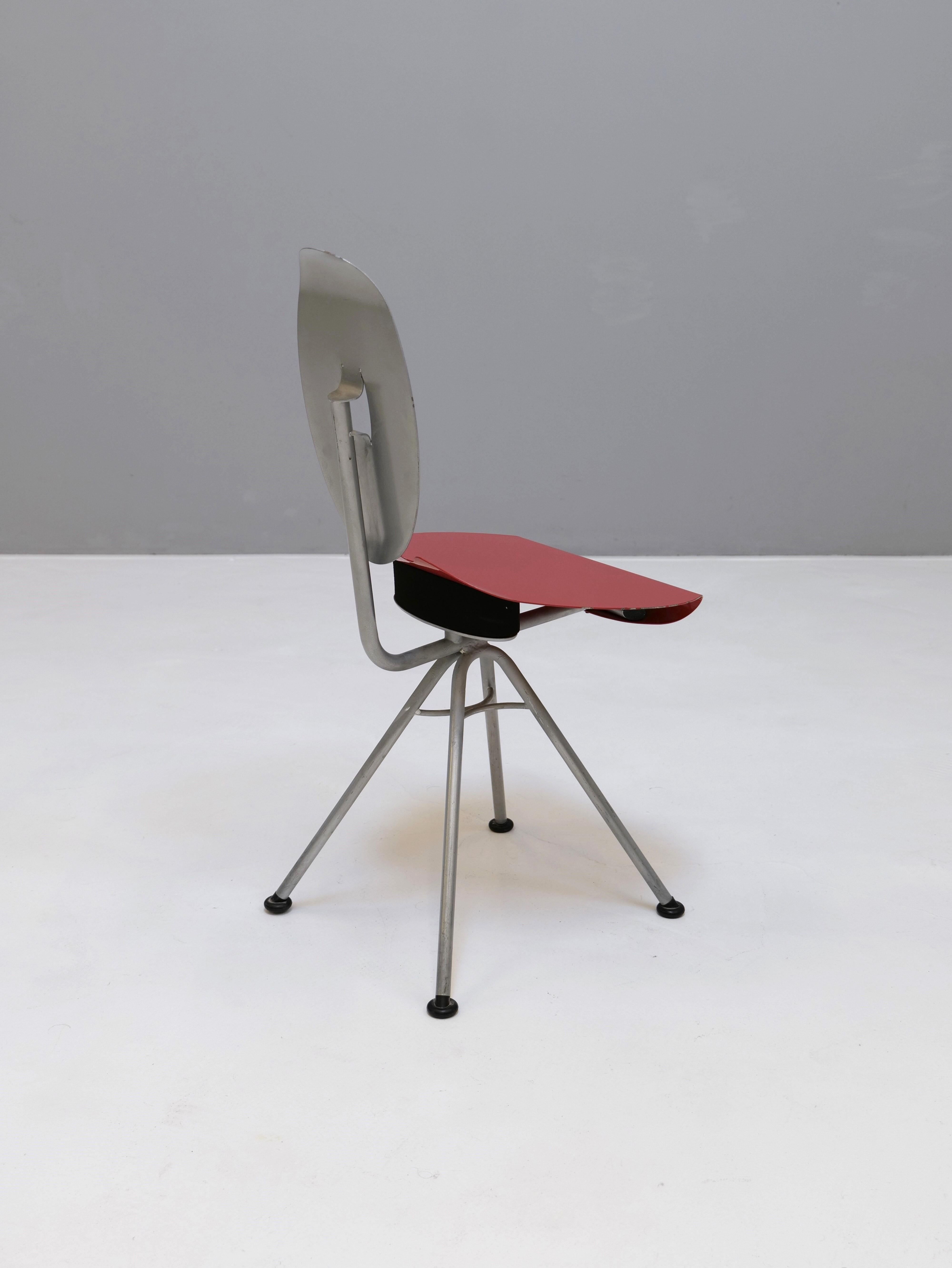La chaise mod. Miro de Carlo Forcolini est composée d'acier laqué et d'un bloc de mousse dure sous l'assise. Cela permet d'obtenir un confort d'assise légèrement élastique.

Carlo Forcolini avait un lien étroit avec l'art et le cinéma, ce qui se