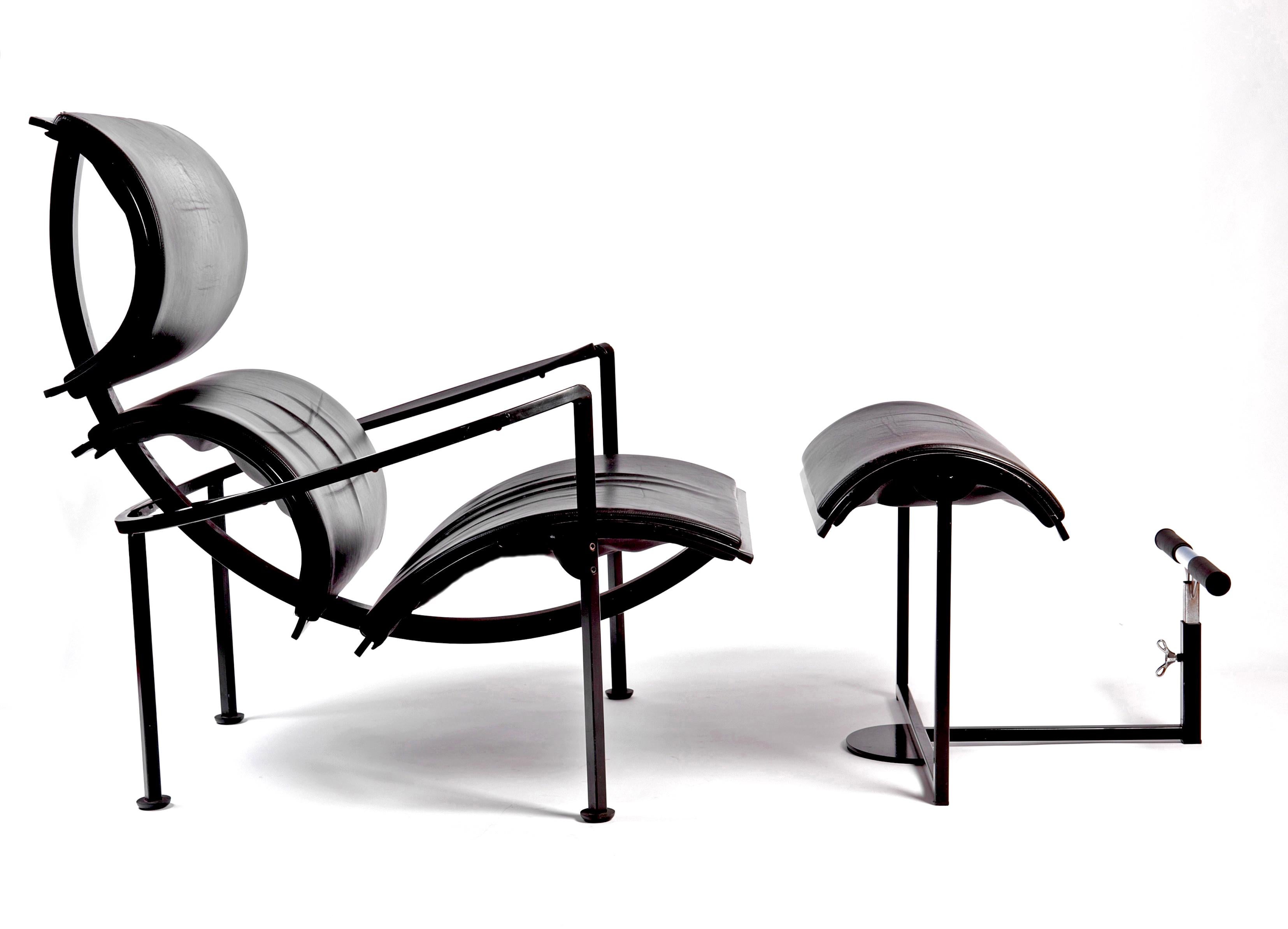 Fabuleuse chaise longue italienne Signora Chan de Carlo Forcolini. Le cadre est en acier émaillé avec du cuir noir souple et un ottoman assorti. C'est une pièce très originale. Non seulement beau mais aussi confortable !
L'ottoman mesure : 18