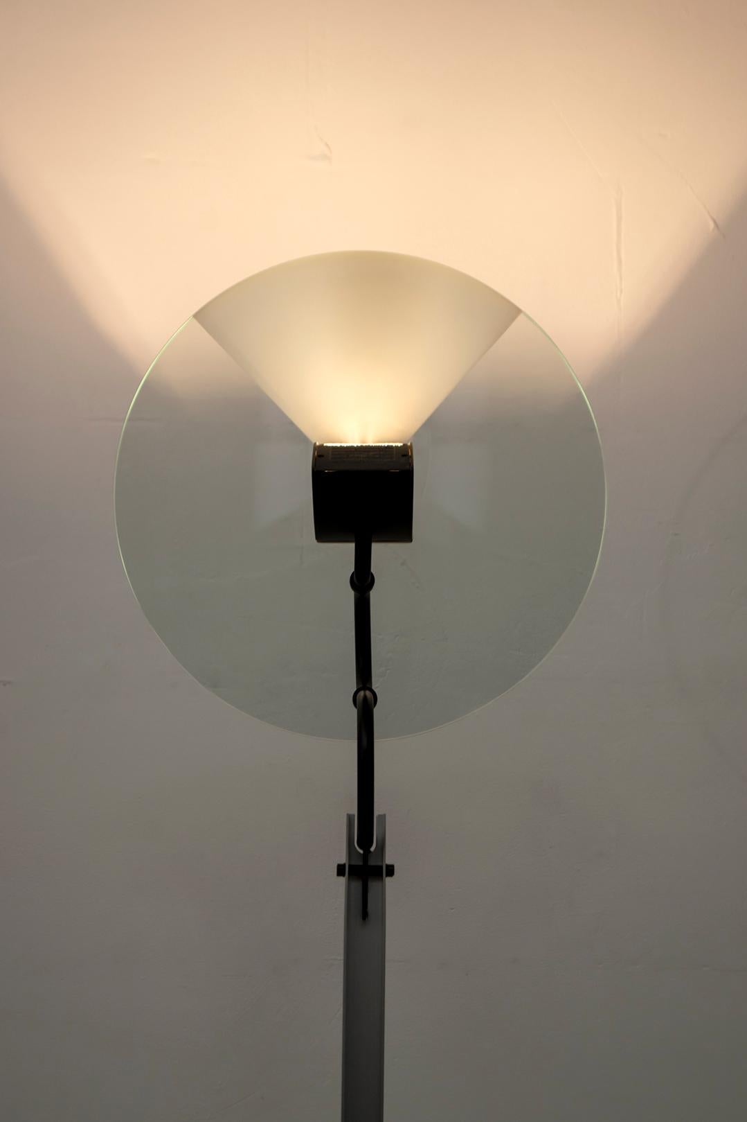 This sculptural floor lamp model Olimpia takes inspiration from the design of the eye. It was designed by Carlo Forcolini and produced by Artemide. It comes from the first series of Olimpia lamps.