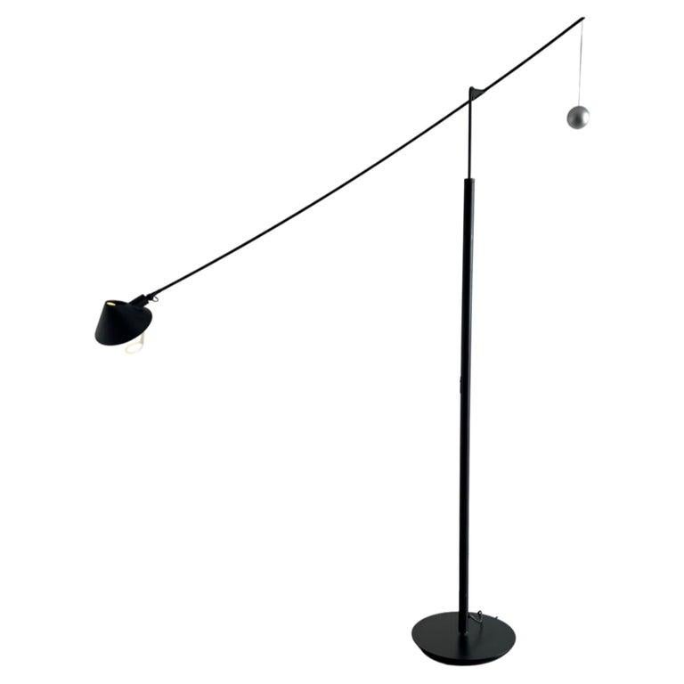 Una lámpara de sobremesa en voladizo Nestore Lettura posmoderna diseñada por el italiano Carlo Forcolini (nacido en 1947) para Artemide. Diseñada en 1989, esta lámpara negra mate tiene una pantalla de plástico redonda y móvil que cubre un único