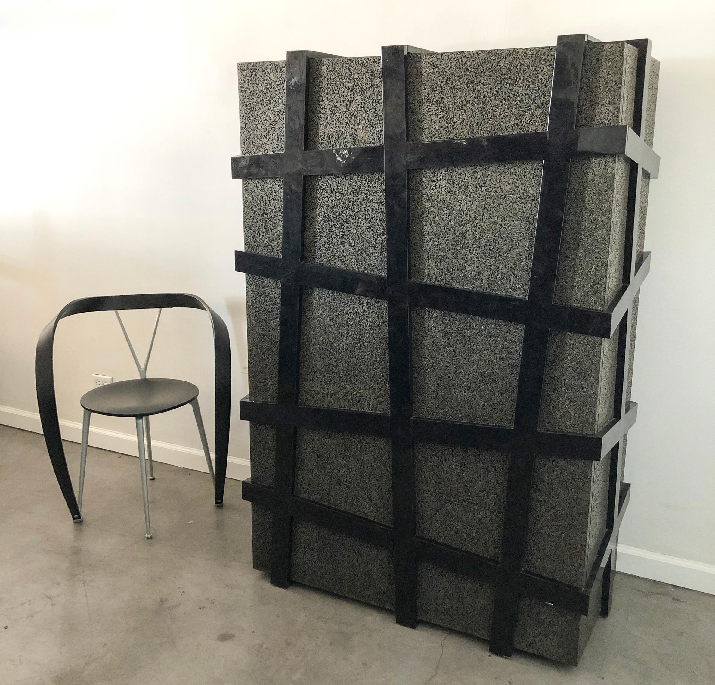 Moderne Grand meuble de rangement monumental en terrazzo noir et coquillages noirs en forme de damar en vente