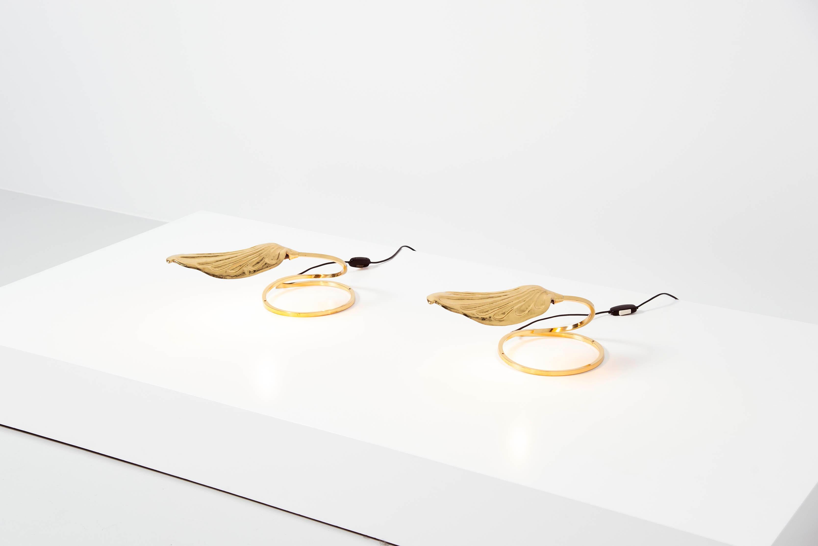 Skulpturales Paar Tisch- oder Wandlampen, entworfen von Carlo Giorgi und hergestellt von Bottega Gadda, Mailand, Italien 1970. Diese skulpturalen Lampen haben blattförmige Schirme und sind aus massivem Messing gefertigt. Sie können als Tischlampen