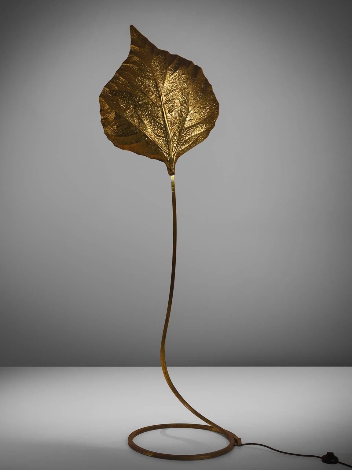 Carlo Giorgi for Bottega Gadda, brass 'rhubarb' leaf lamp, Italy, 1970s

This large single leaf floor lamp is designed by Carlo Giorgi and produced in Italy in the 1970s. This biomorphic, hand-hammered brass floor lamp resembles a large rhubarb