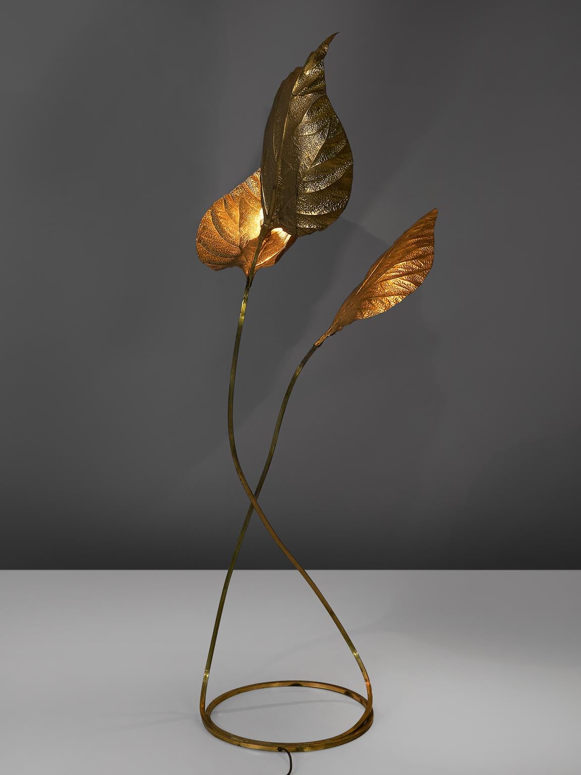 Carlo Giorgi for Bottega Gadda, brass 'rhubarb' leaf lamp, Italy, 1970s

This large triple leaf floor lamp is designed by Carlo Giorgi and produced in Italy in the 1970s. This biomorphic, hand-hammered brass floor lamp resembles a large rhubarb
