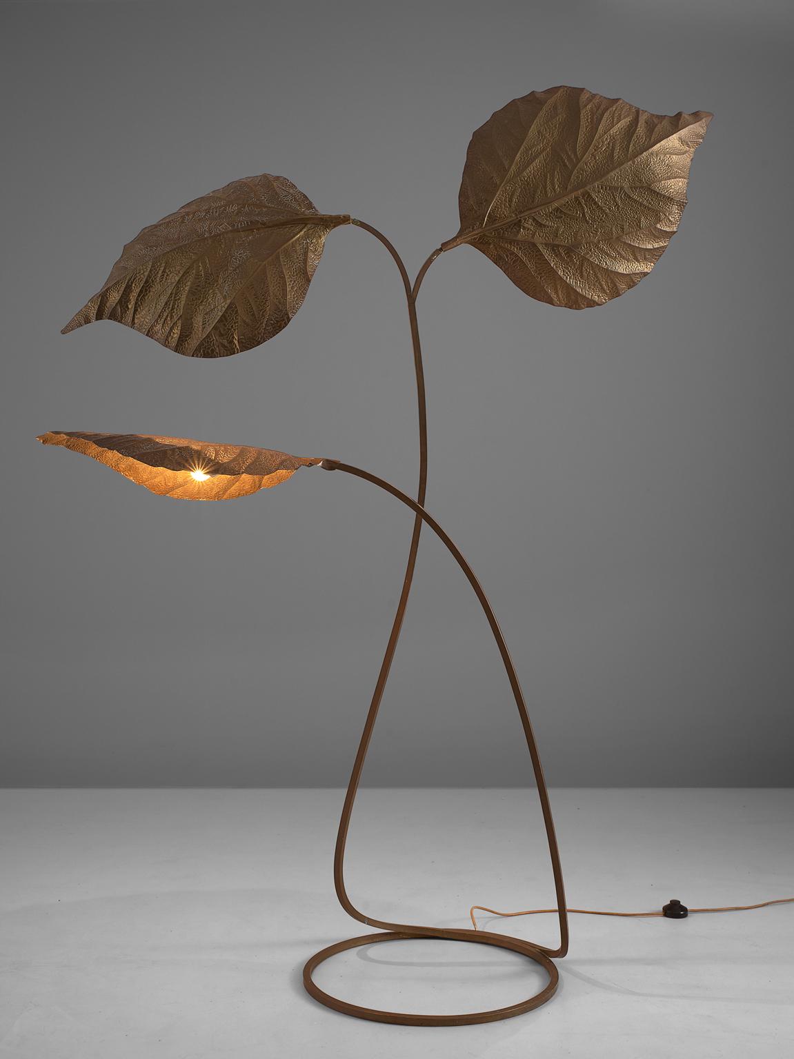 Carlo Giorgi for Bottega Gadda, brass 'rhubarb' leaf lamp, Italy, 1970s.

This large triple leaf floor lamp is designed by Carlo Giorgi and produced in Italy in the 1970s. This biomorphic, hand-hammered brass floor lamp resembles three large