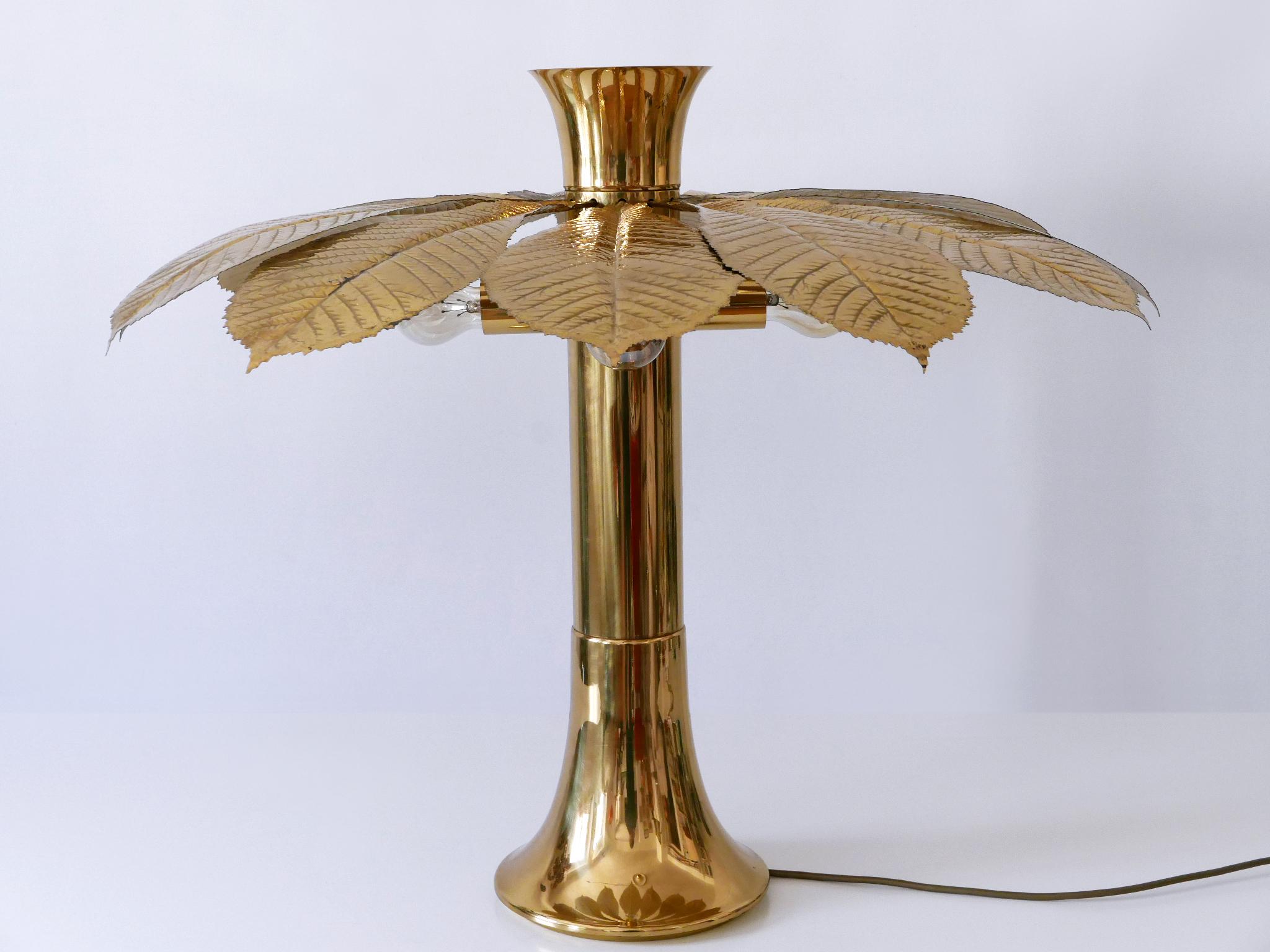 Rare, large and elegant Mid Century Modern brass table lamp “Ippocastano”. Designed by Carlo Giorgi für Bottega Gadda, Milano, Italy 1970s.

Executed in brass and metal, the table lamp is executed with 5 x E27 / E26 Edison screw fit bulb sockets, is
