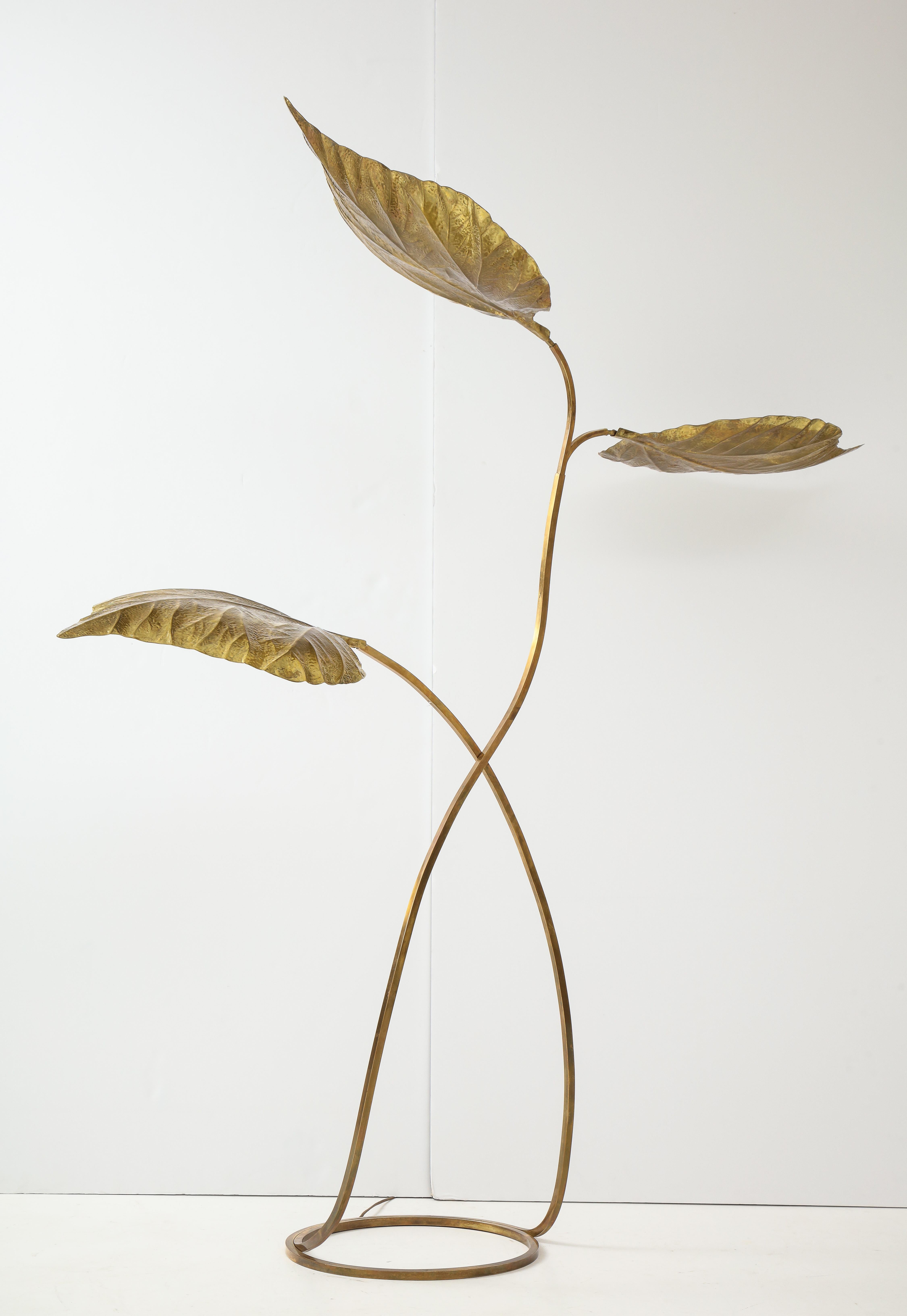 Huge and elegant three-leaf patinated gilt brass 'Rabarbaro' or rhubarb leaf floor lamp with embossed leaves, handmade using repoussé and chasing techniques, mounted on stems ending on circular base, Italy, 1970s. Recently rewired to U.S.