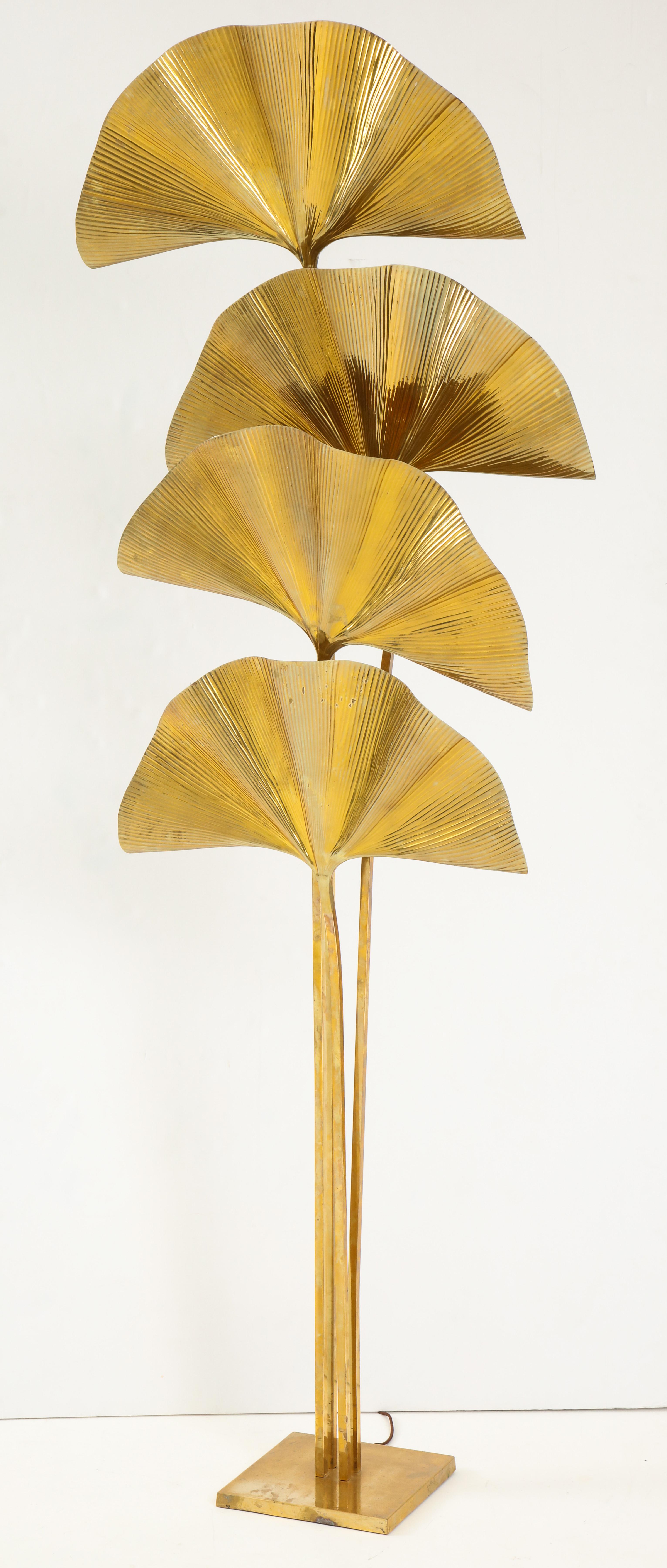 Large and elegant patinated gilt brass four-leaf ginkgo floor lamp with undulating embossed leaves, handmade using repoussé and chasing techniques, mounted on stems attached to square base, Italy, 1970s. This original Bottega Gadda floor lamp ginkgo
