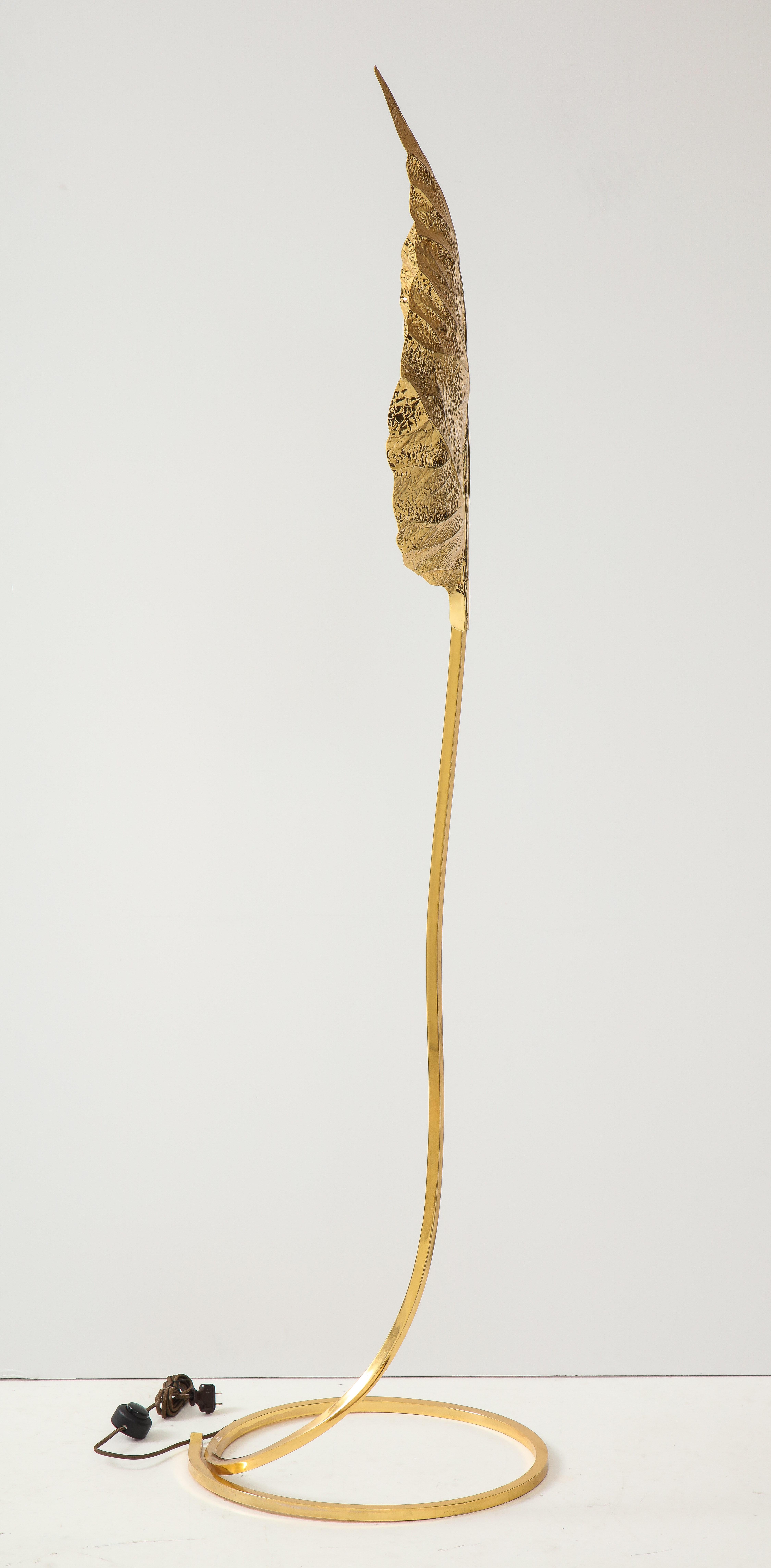 Elegant brass rhubarb leaf floor lamp with embossed leaf handmade using repoussé and chasing techniques, mounted on stem ending on circular base, Italy, 1990s.
Rewired to U.S. standards.