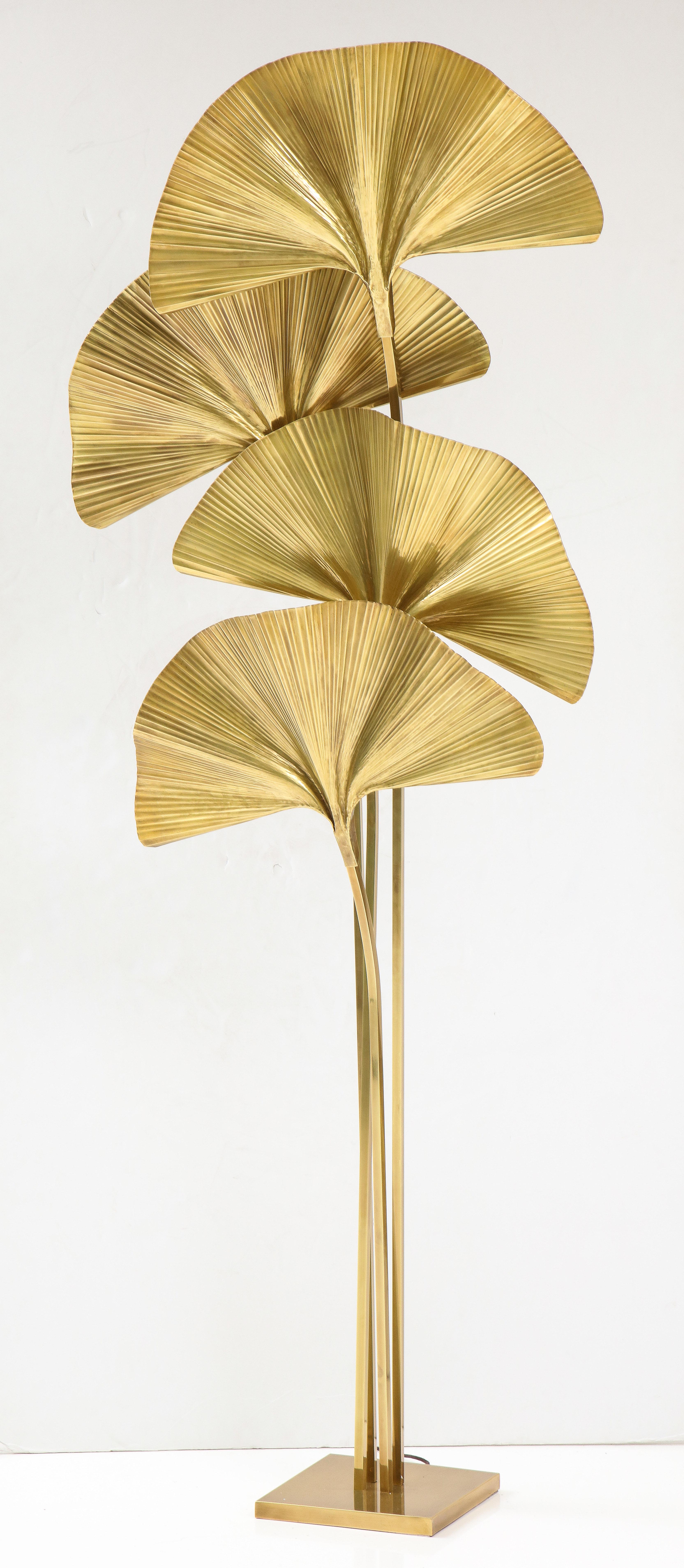 Carlo Giorgi for Bottega Gadda large and elegant patinated gilt brass four-leaf ginkgo floor lamp with undulating embossed leaves, handmade using repoussé and chasing techniques, mounted on stems attached to square base, Italy, 1970s. 
Rewired to