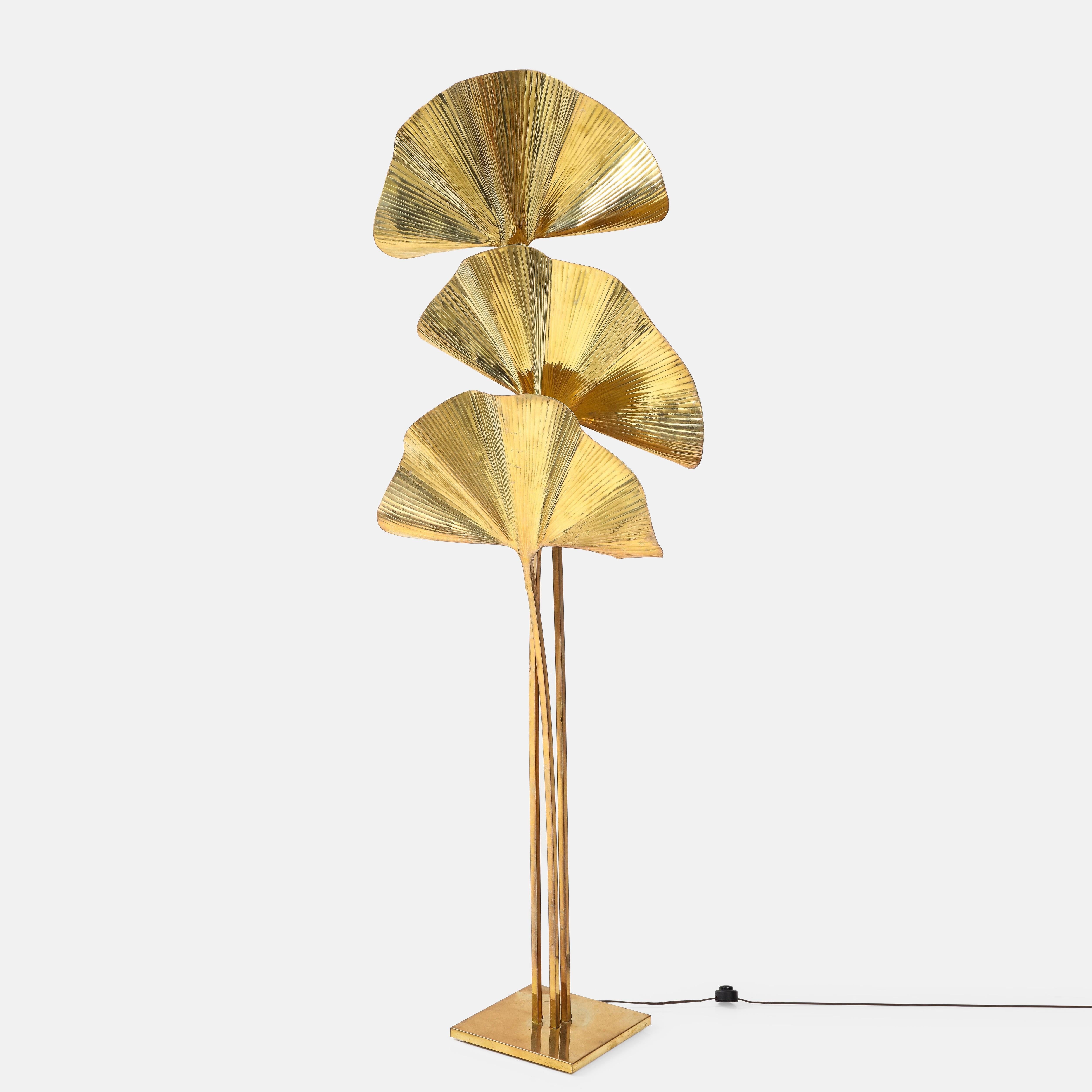 Carlo Giorgi for Bottega Gadda large and elegant patinated gilt brass three-leaf ginkgo floor lamp with undulating embossed leaves, handmade using repoussé and chasing techniques, mounted on stems attached to square base, Italy, 1970s. This floor