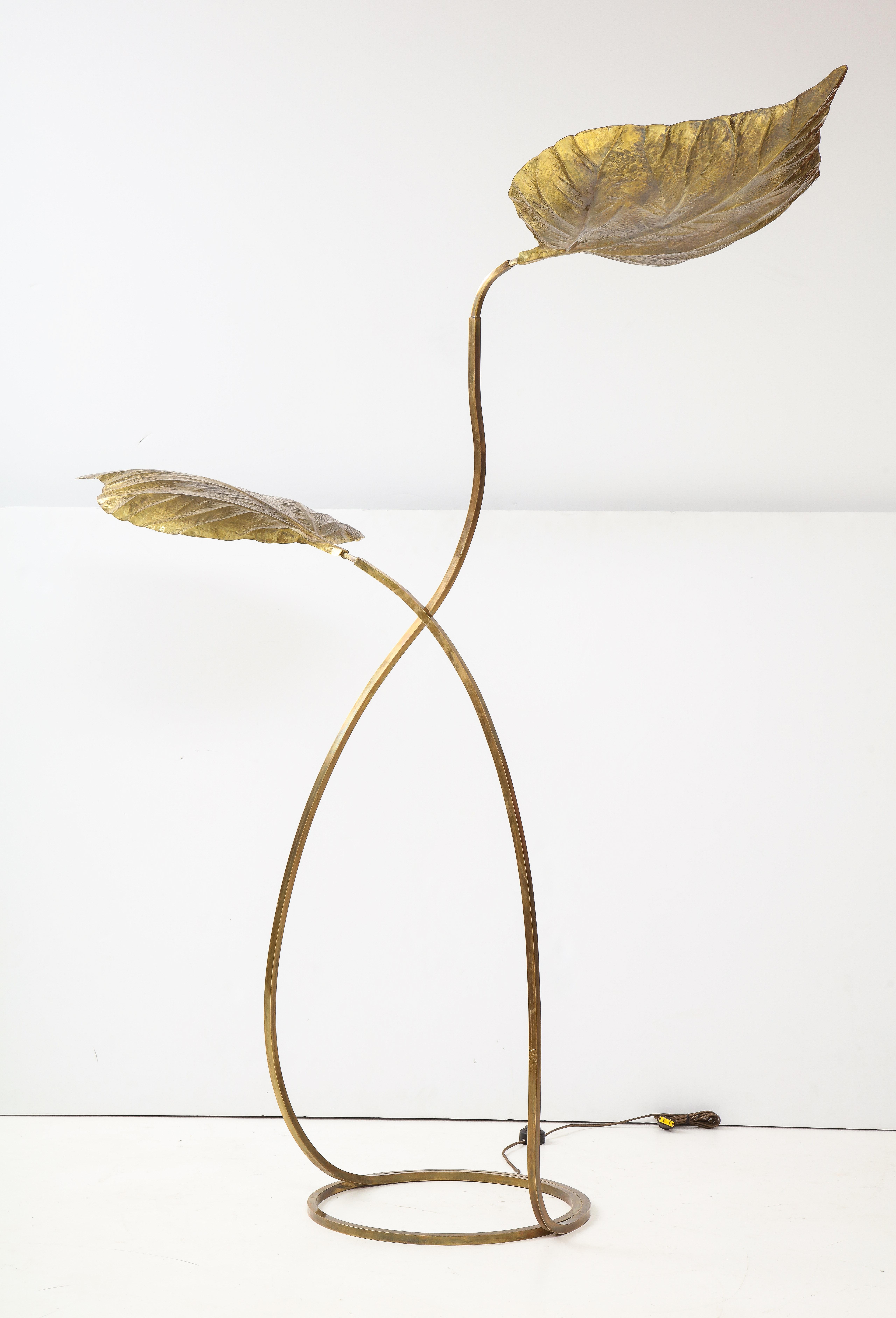 Huge and elegant two-leaf patinated gilt brass 'Rabarbaro' or rhubarb leaf floor lamp with embossed leaves, handmade using repoussé and chasing techniques, mounted on stems ending on circular base, Italy, 1970s. Recently rewired to U.S.