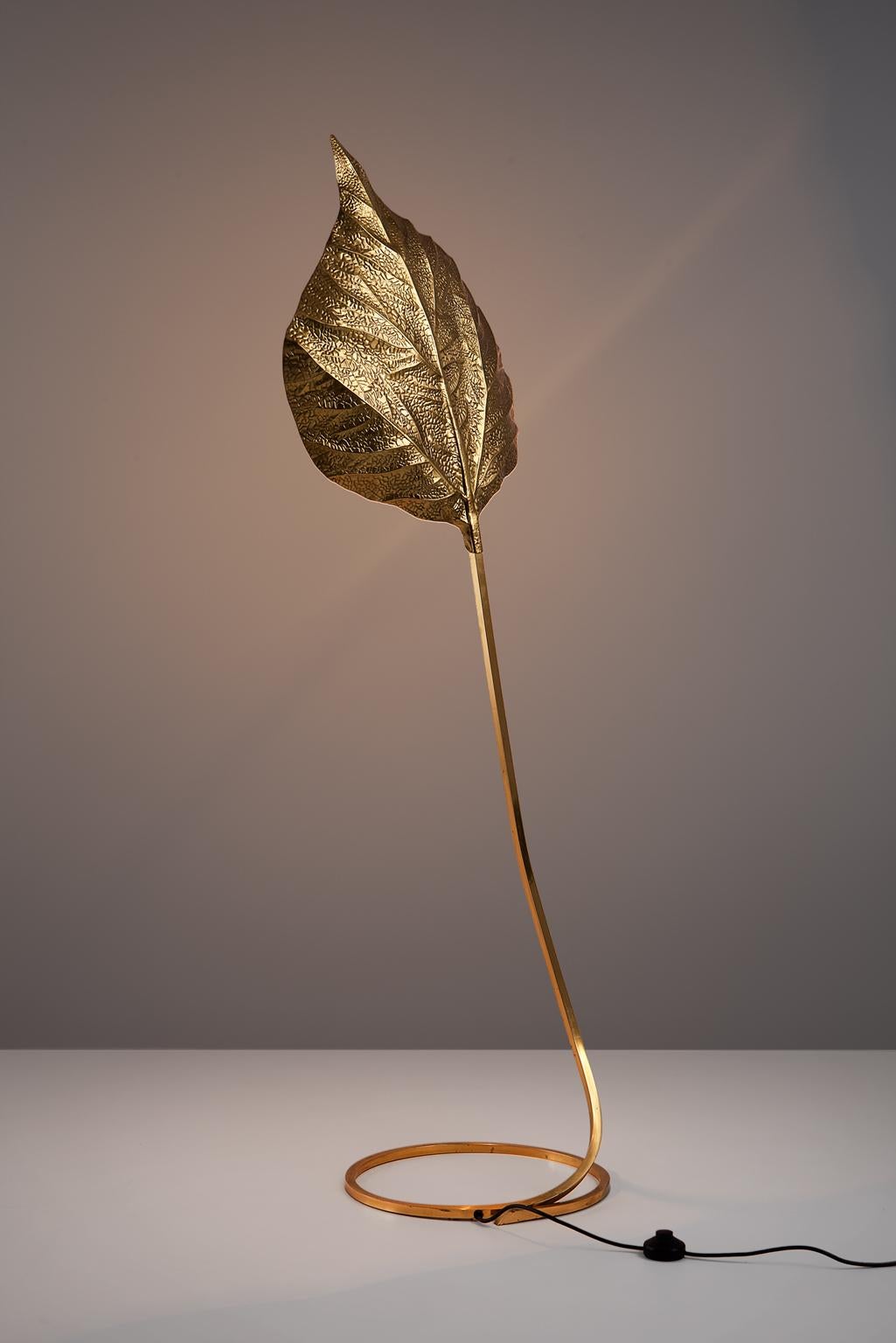 Carlo Giorgi, brass 'Rhubarb' leaf floor lamp, Italy, 1970s.

This large single leaf floor lamp is designed by Carlo Giorgi and produced in Italy in the 1970s. This biomorphic, hand-hammered brass floor lamp resembles a large rhubarb leave. The