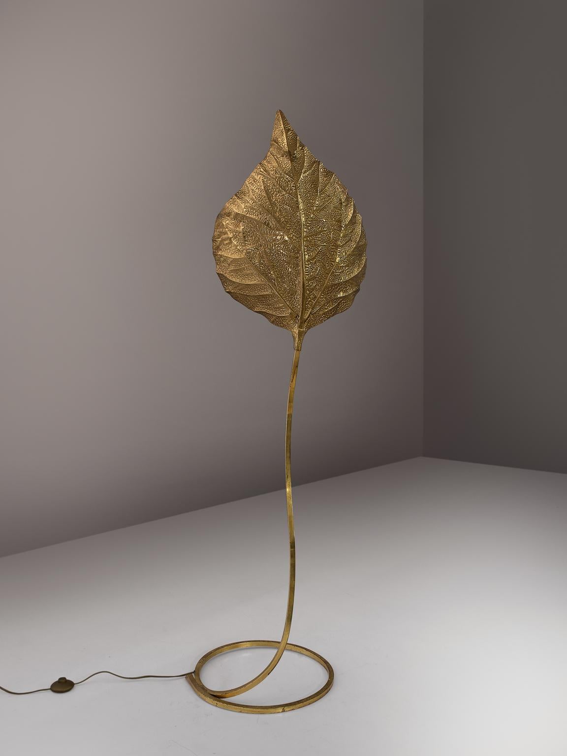 Carlo Giorgi for Bottega Gadda, brass 'Rhubarb' leaf floor lamp, Italy, 1970s.

This large single leaf floor lamp is by Carlo Giorgi is produced in Italy in the 1970s. This biomorphic, hand-hammered brass floor lamp resembles a large rhubarb