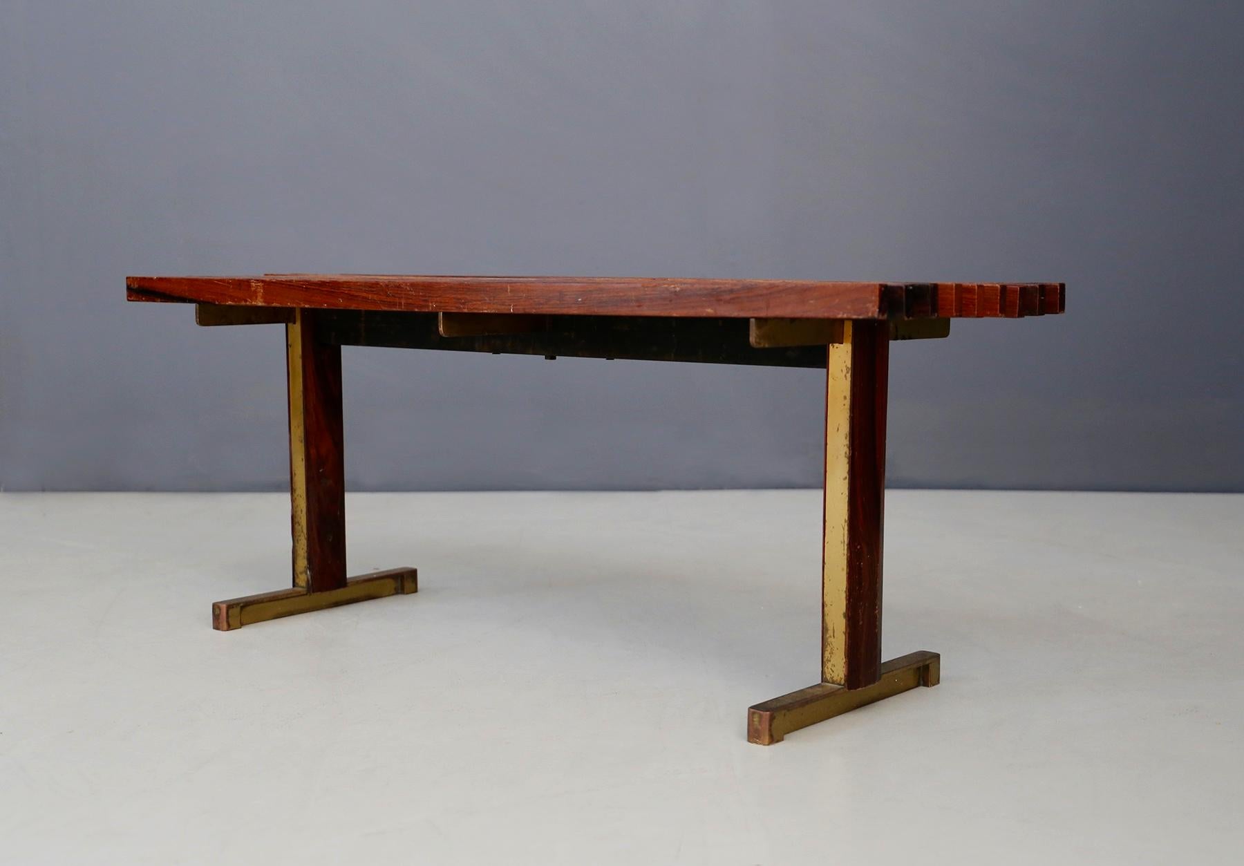 Rare bench by Carlo Graffi made in 1950. The structure is in staves in walnut wood. Its side feet are made of brass and wood pedestal. The bench is ideal for furnishing the entrance of a house or a living room. The bench is in good vintage condition
