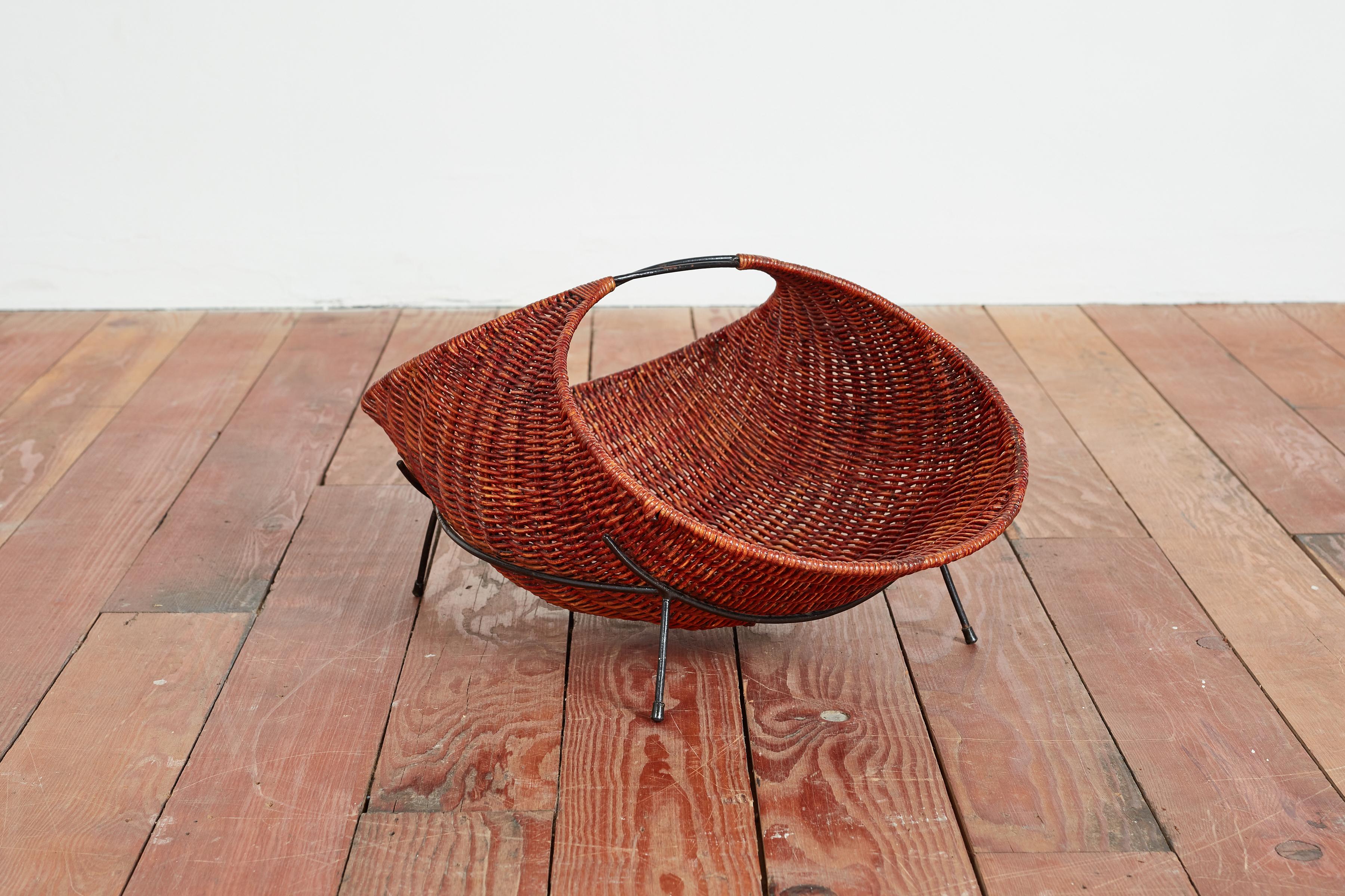 Carlo Graffi Wicker Magazine Rack In Good Condition For Sale In Beverly Hills, CA
