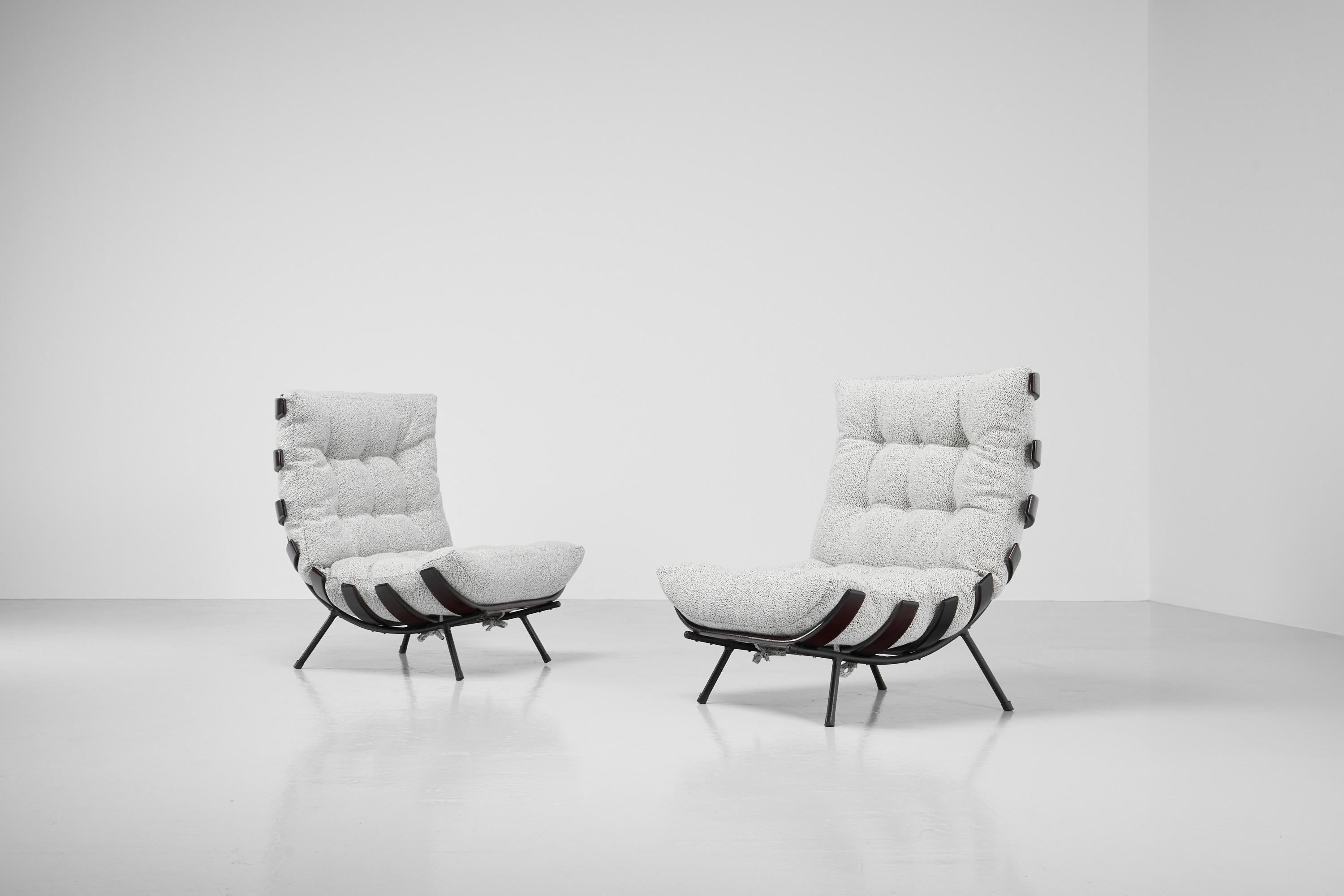 Beautiful and iconic ‘Costela’ lounge chairs designed by Carlo Hauner and Martin Eisler and manufactured by Forma, Italy 1960. This is the Brazilian version of the Costela chairs, manufactured by Forma Moveis. These so called Costela lounge chairs