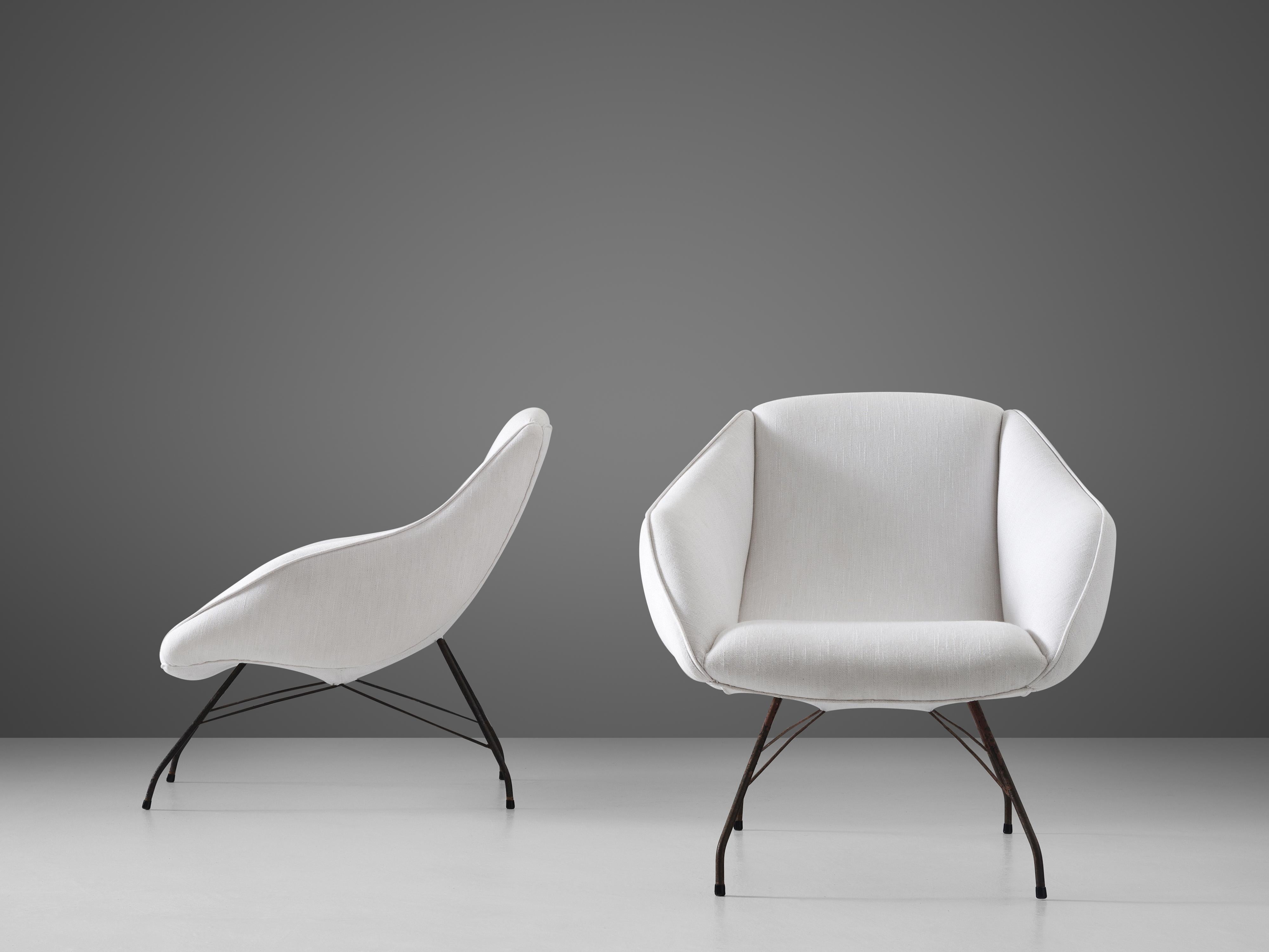 Carlo Hauner and Martin Eisler for Forma, lounge chairs, iron, white fabric, Brazil, 1950s

Elegant and modern armchairs by Brazilian designer duo Hauner & Eisler. The thin, elegant frame is made in black painted iron. Due to the diagonal connection