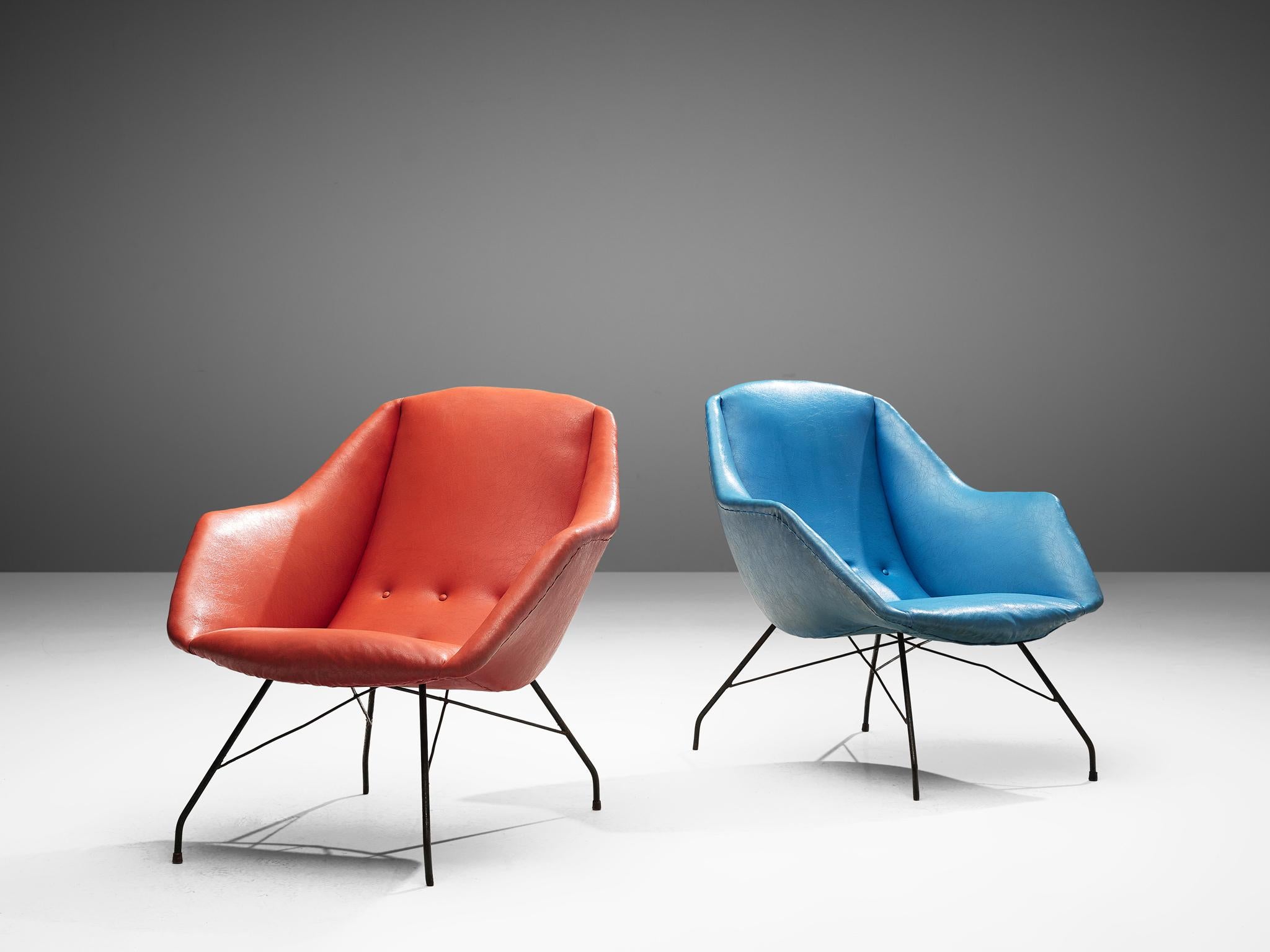 Carlo Hauner and Martin Eisler, lounge chairs, iron, faux leather, Brazil, 1950s 

Elegant and modern armchairs by Brazilian designer duo Hauner & Eisler. The thin, elegant frame is made in black painted iron. Due to the diagonal connection and