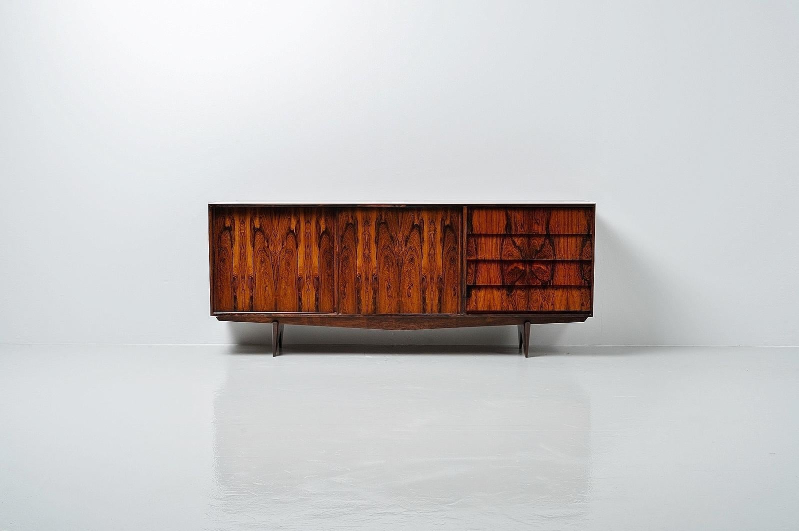 Beautifully designed sideboard by Carlo Hauner and Martin Eisler, and manufactured by Forma Moveis in Brazil, 1950. The Rosewood veneer has a beautiful mirrored pattern, and the overall condition is very good and fully original. There are two