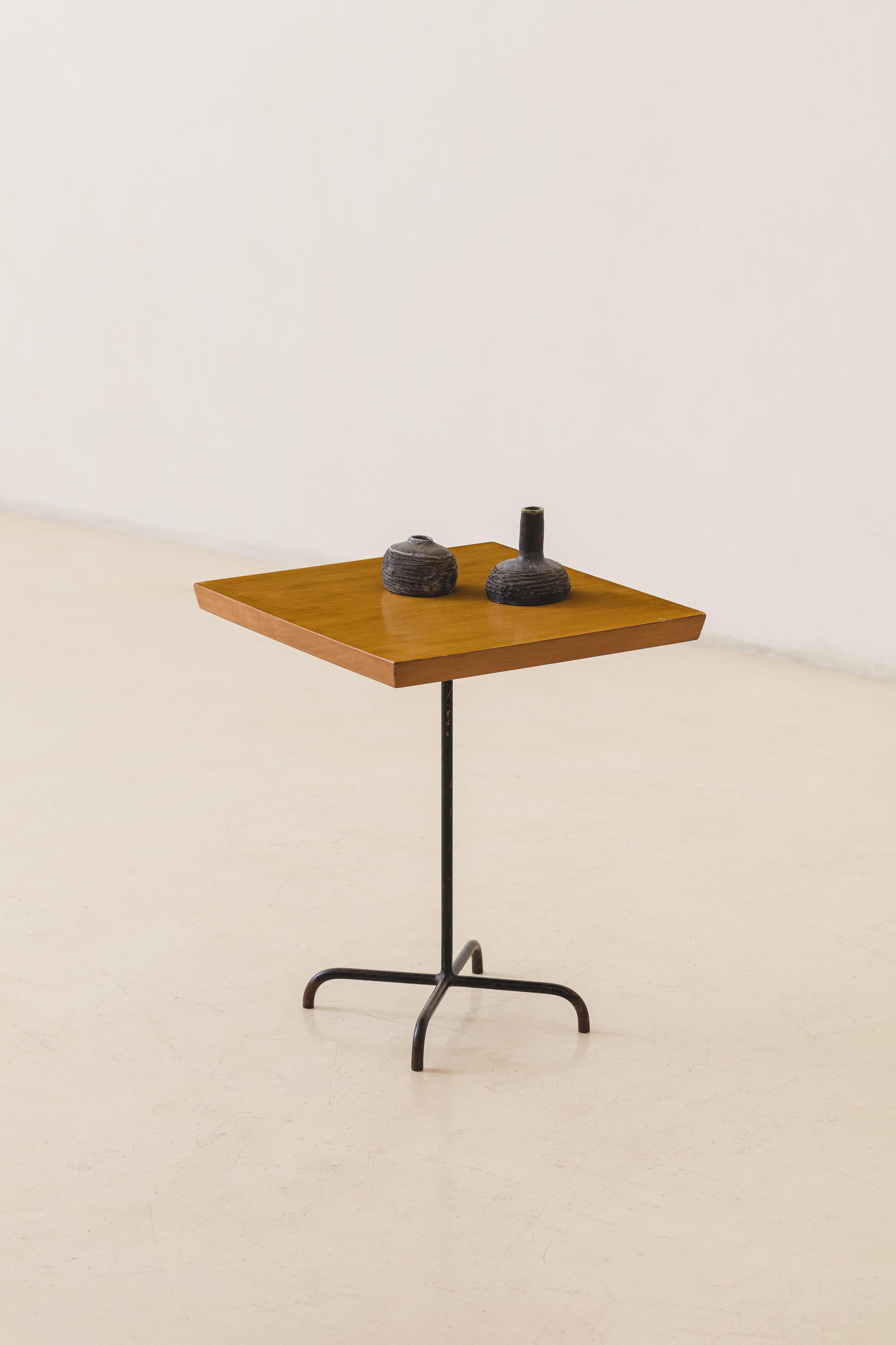 This square side table with iron structure and Marfim wood top is a rare piece designed by Carlo Hauner (1927-1997) for 