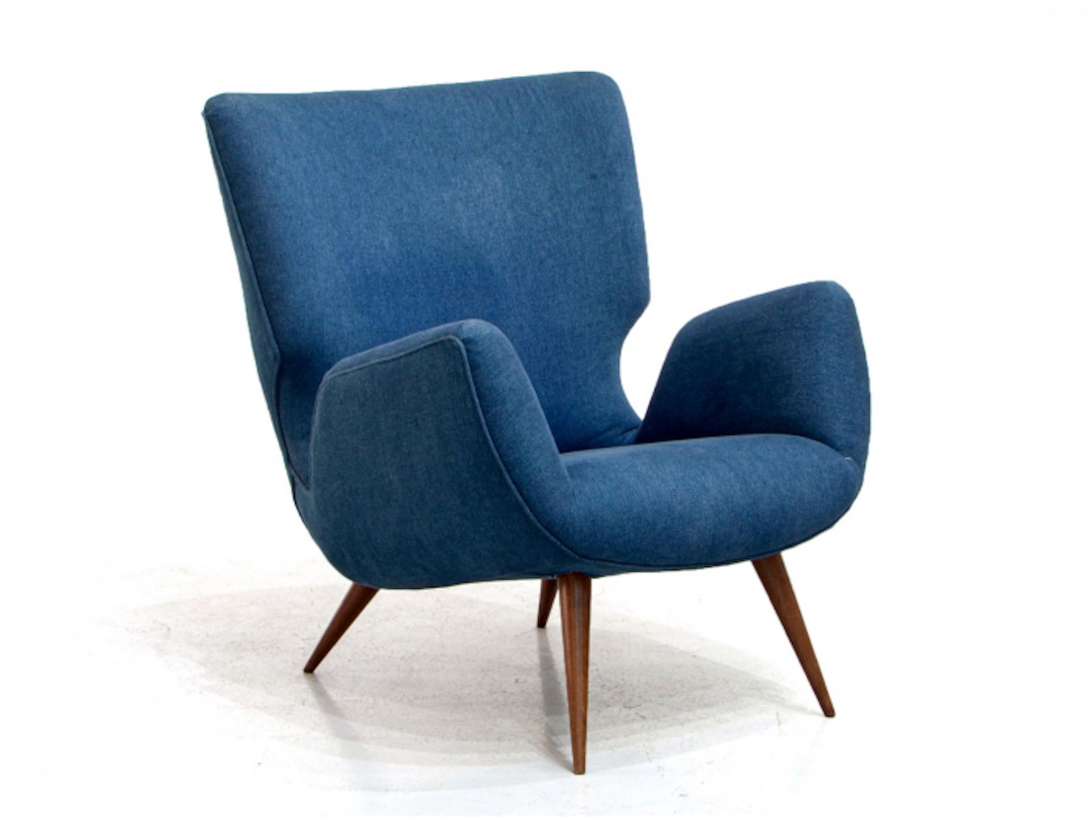 Dieser Sessel ist ein typischer Entwurf Carlo Hauners aus den 1950er Jahren und ruht auf vier konischen Beinen, die im Brasilianischen als 