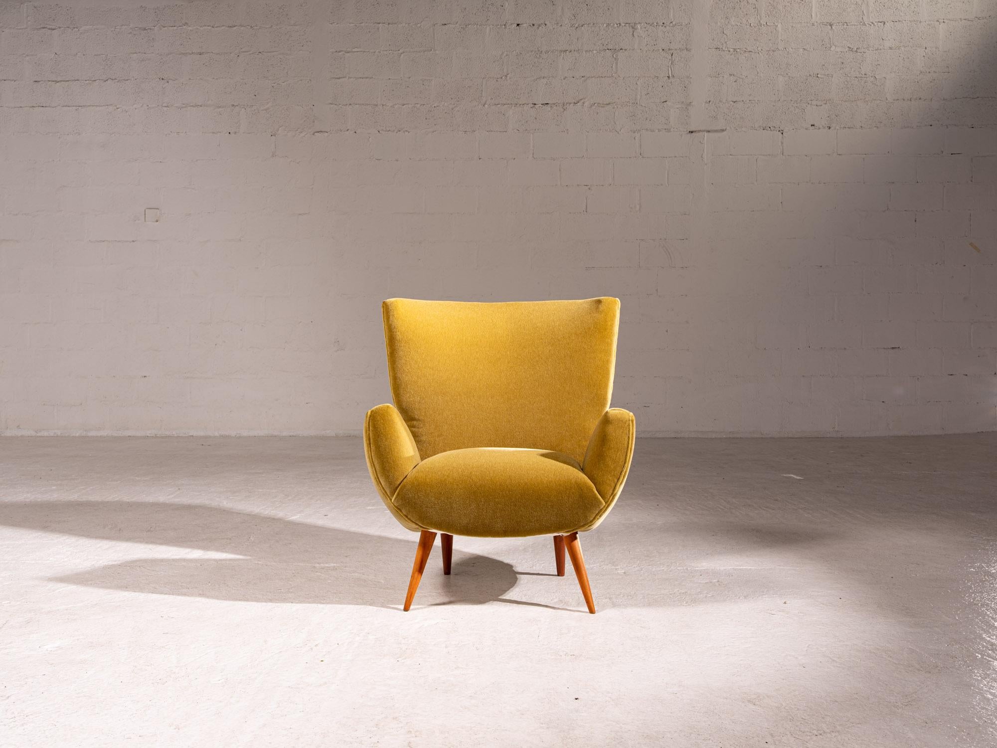 Mid-Century moderno Carlo Hauner, Poltrona, anni '50, Wood Wood e velluto di Mohair in vendita