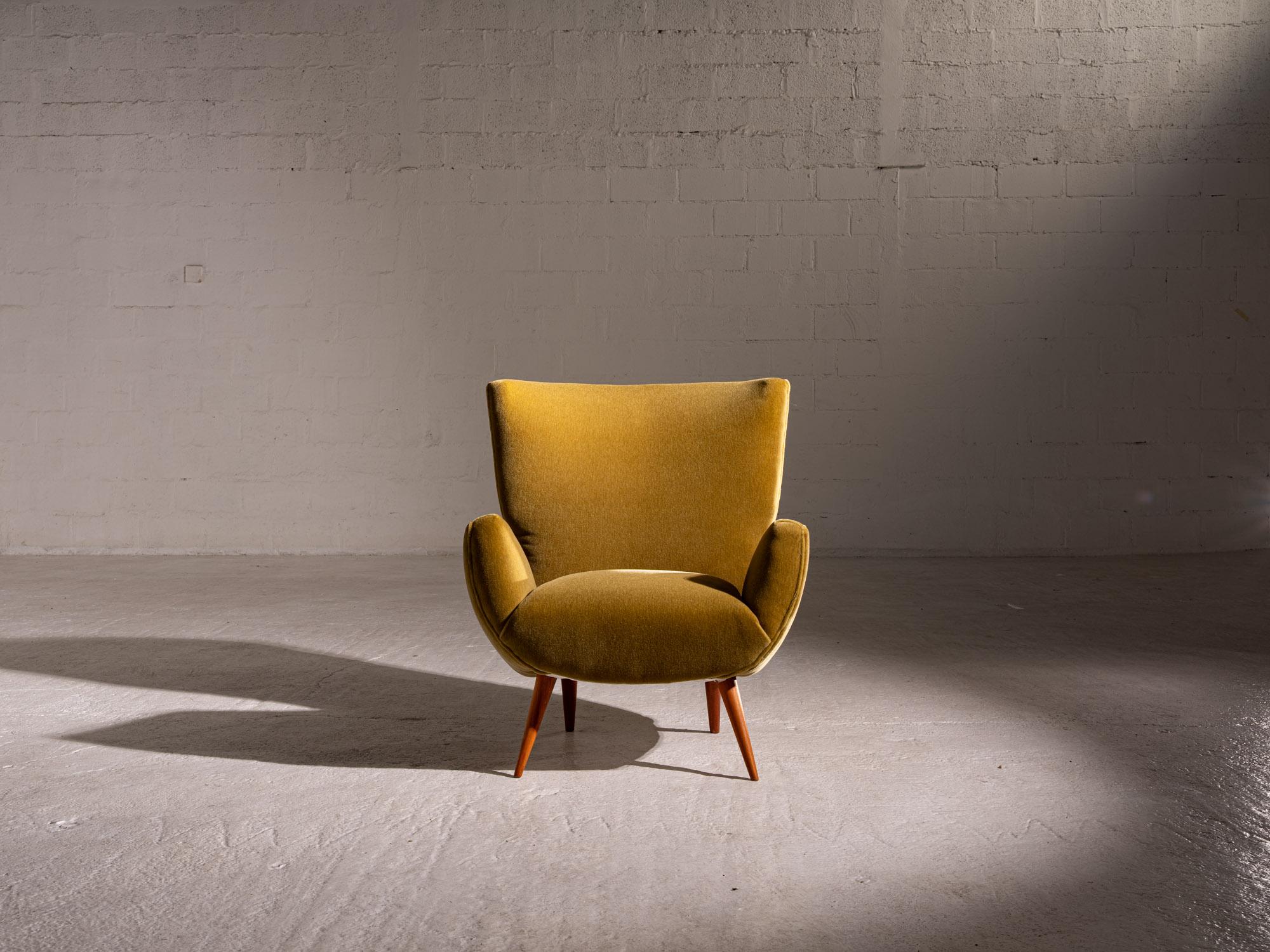 Brasiliano Carlo Hauner, Poltrona, anni '50, Wood Wood e velluto di Mohair in vendita