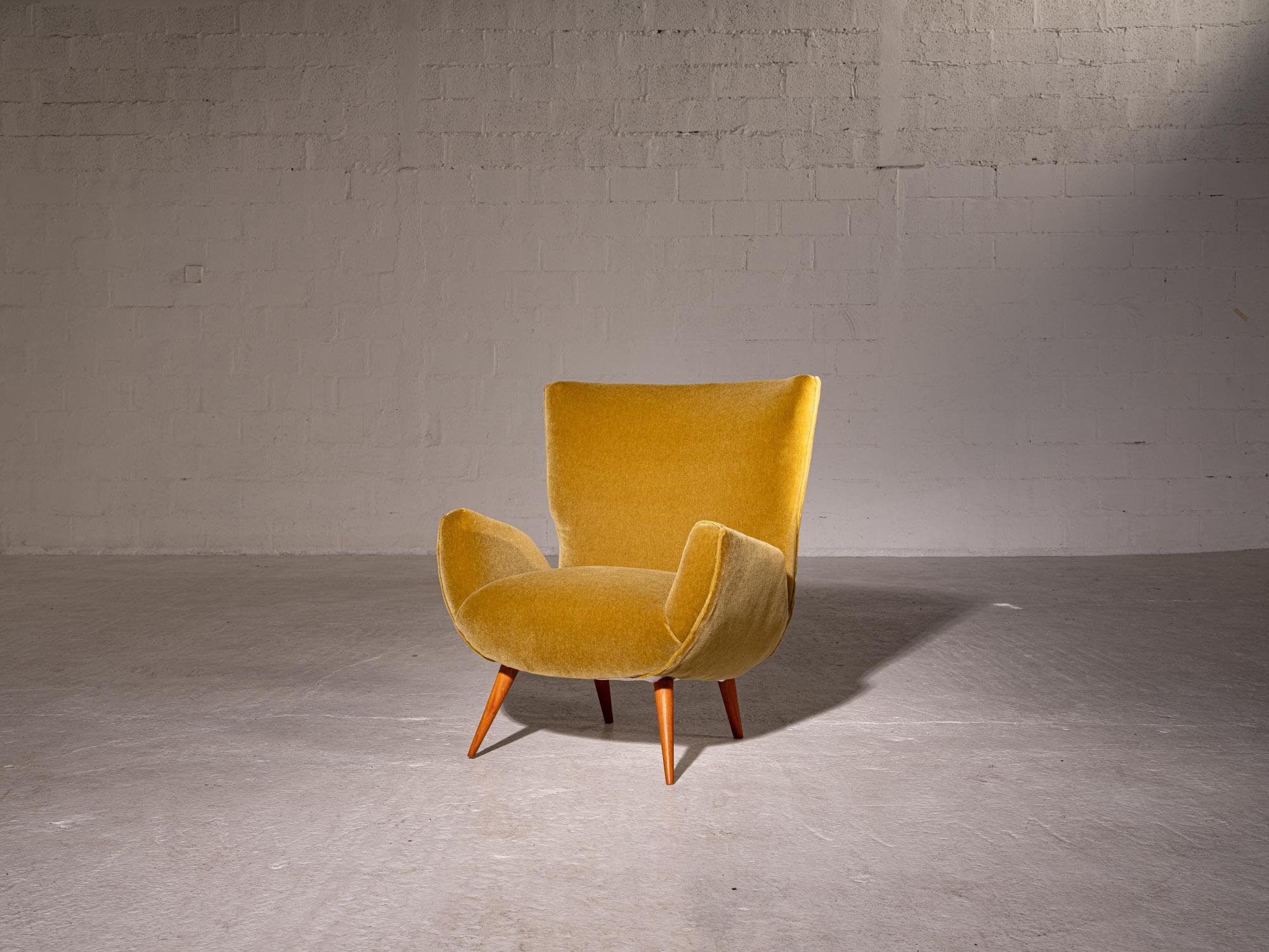 Carlo Hauner, Poltrona, anni '50, Wood Wood e velluto di Mohair In condizioni buone in vendita a PARIS, FR
