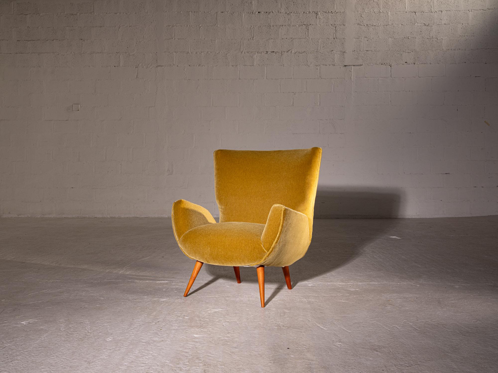 XX secolo Carlo Hauner, Poltrona, anni '50, Wood Wood e velluto di Mohair in vendita