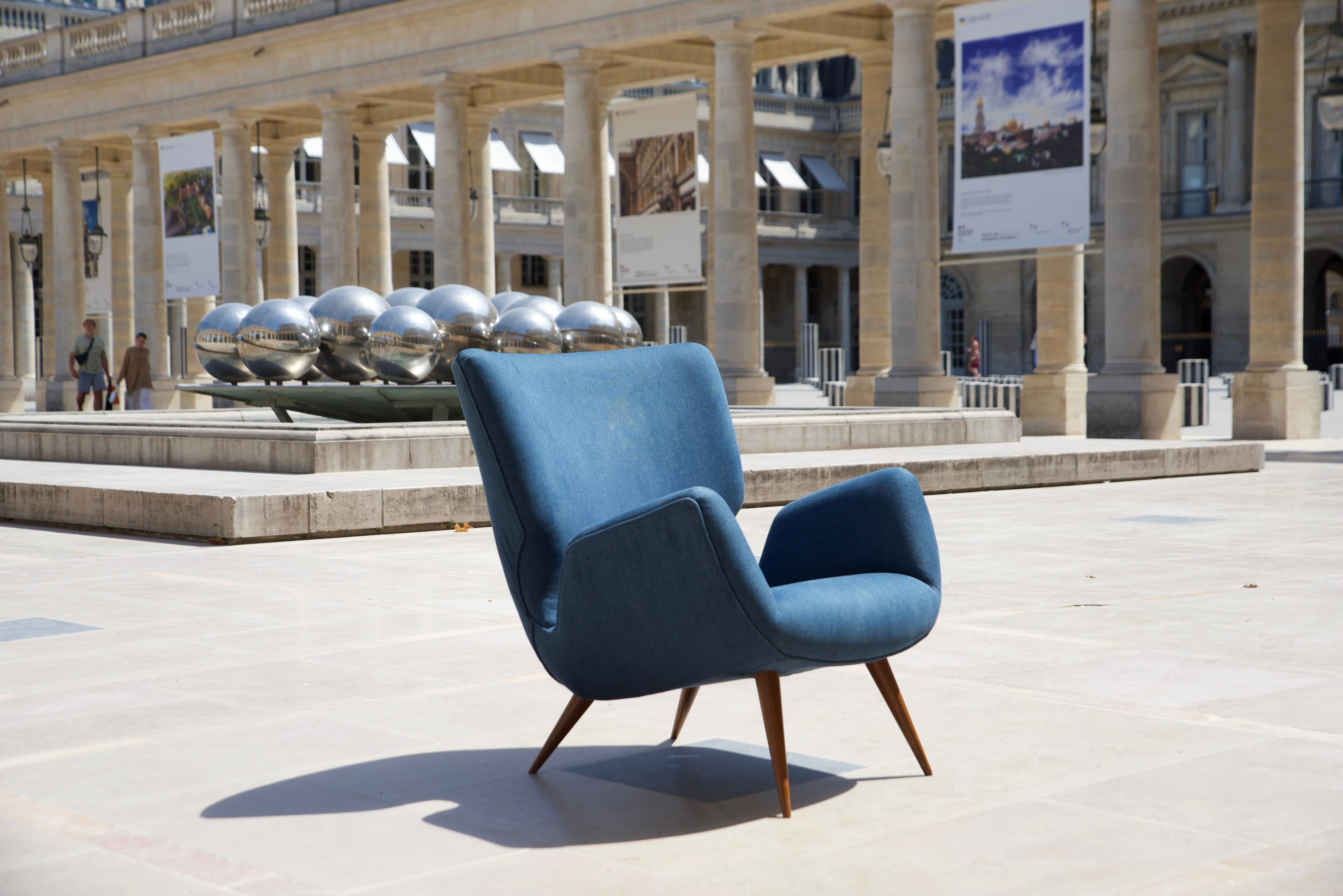 Carlo Hauner
Poltrona, 1950 ca.
Pezzo storico
Legno massiccio di caviuna e tappezzeria in cotone blu
88 x 76 x 87 cm
34 13/20 x 29 23/25 x 34 1/4 in

Tipico pezzo di design di Carlo Hauner degli anni '50, questa poltrona poggia su quattro gambe