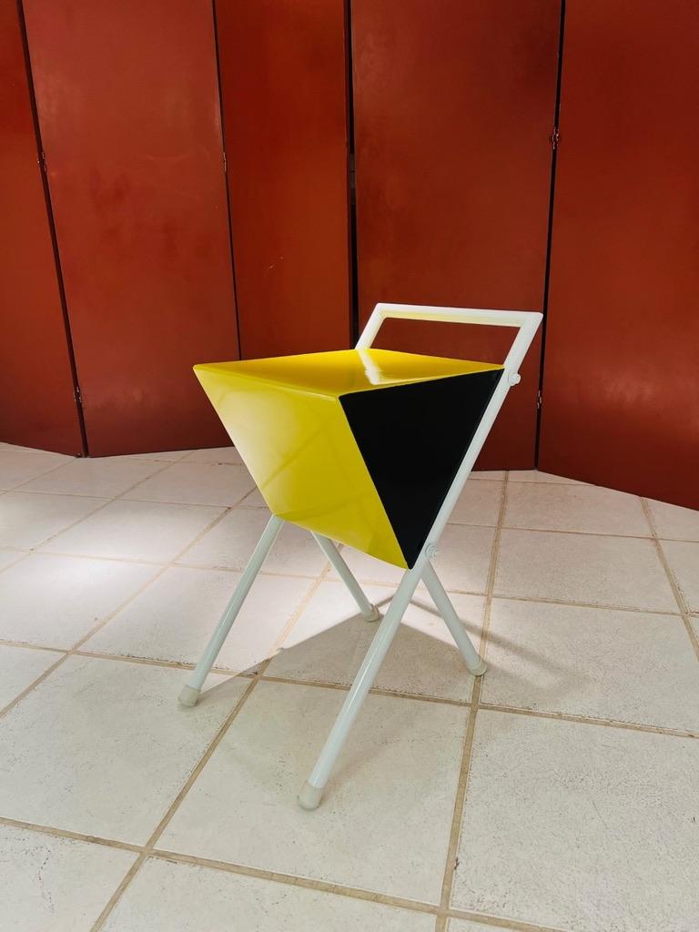 International Style Carlo Hauner brasilian tricolor side table wood lacquered and iron circa 1960. For Sale