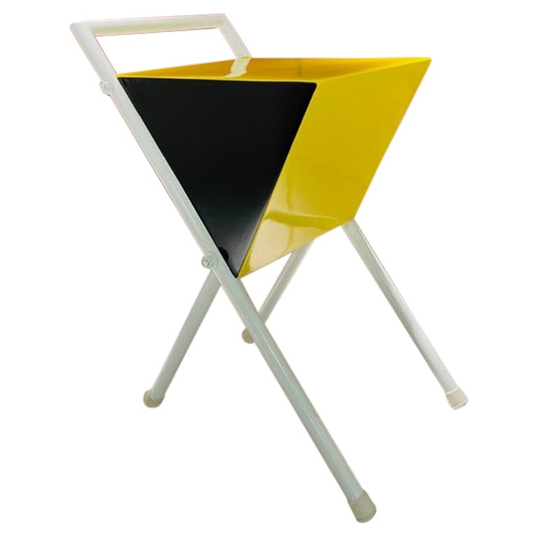 Mesa auxiliar tricolor brasileña Carlo Hauner de madera lacada y hierro circa 1960.